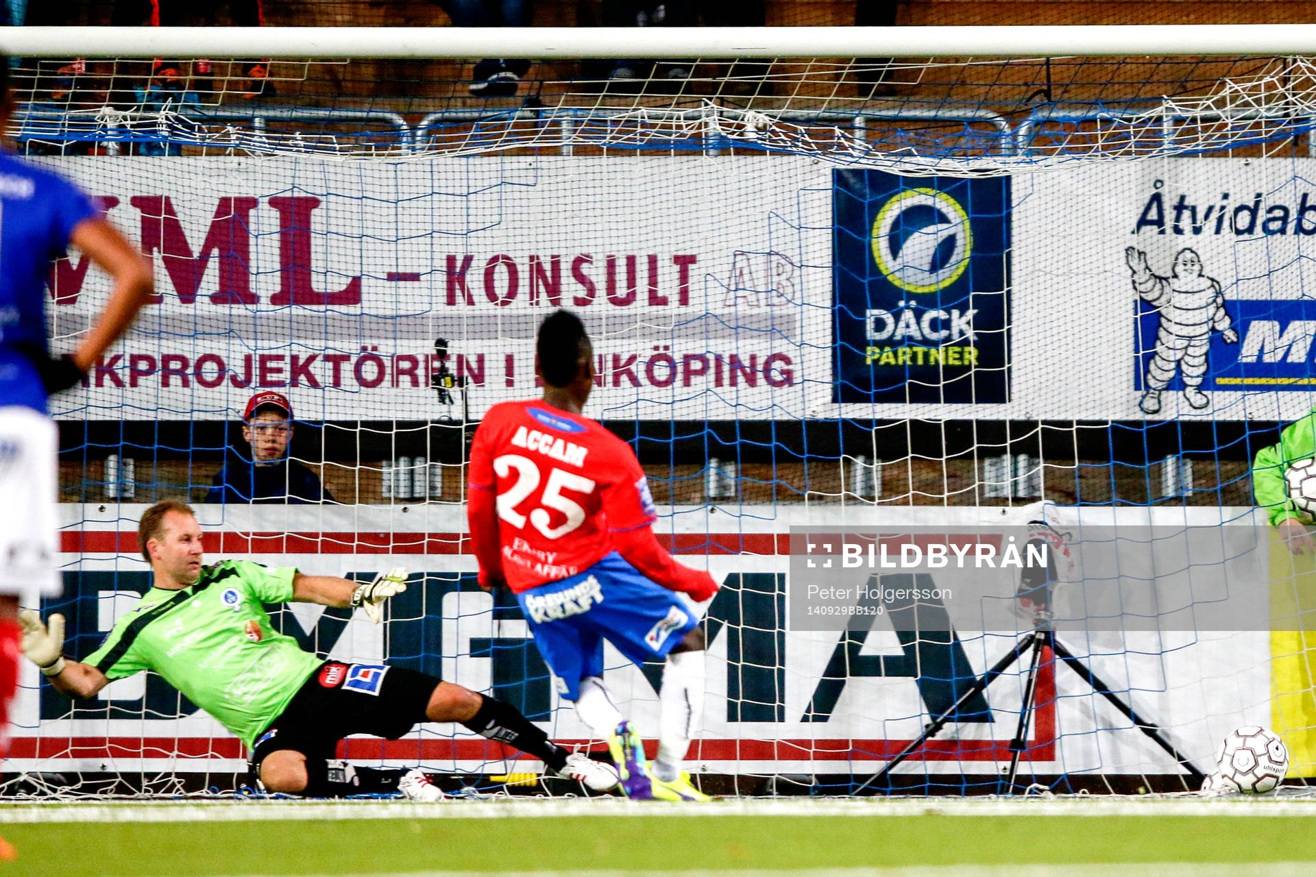 Helsingborgs David Accam gör 0-1 på straff bakom