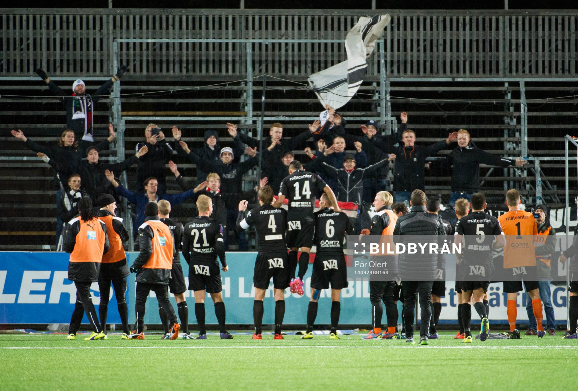 Örebros supportrar tackar sitt lag
