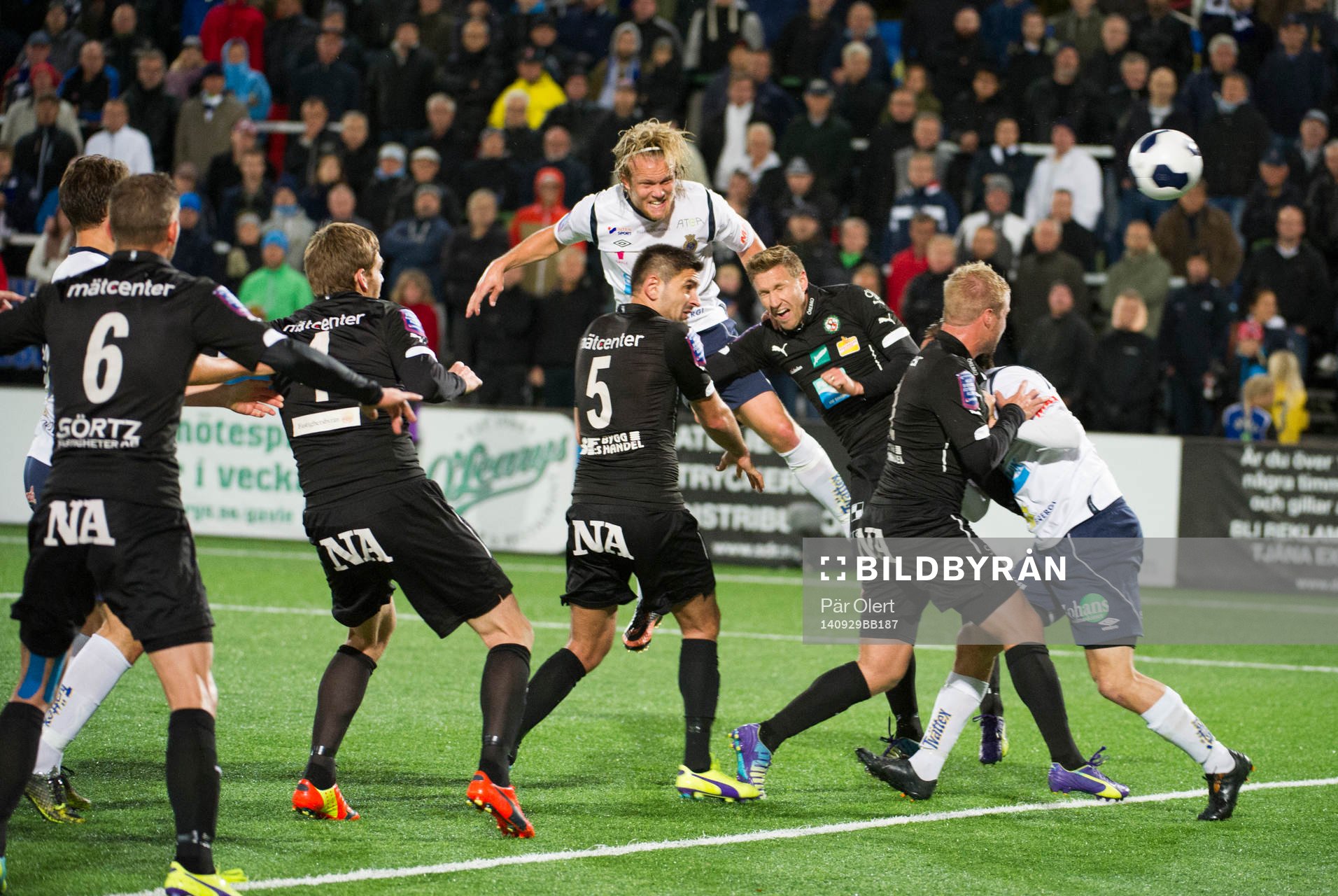 Gefles Anders Bååth nickar mot mål på hörna