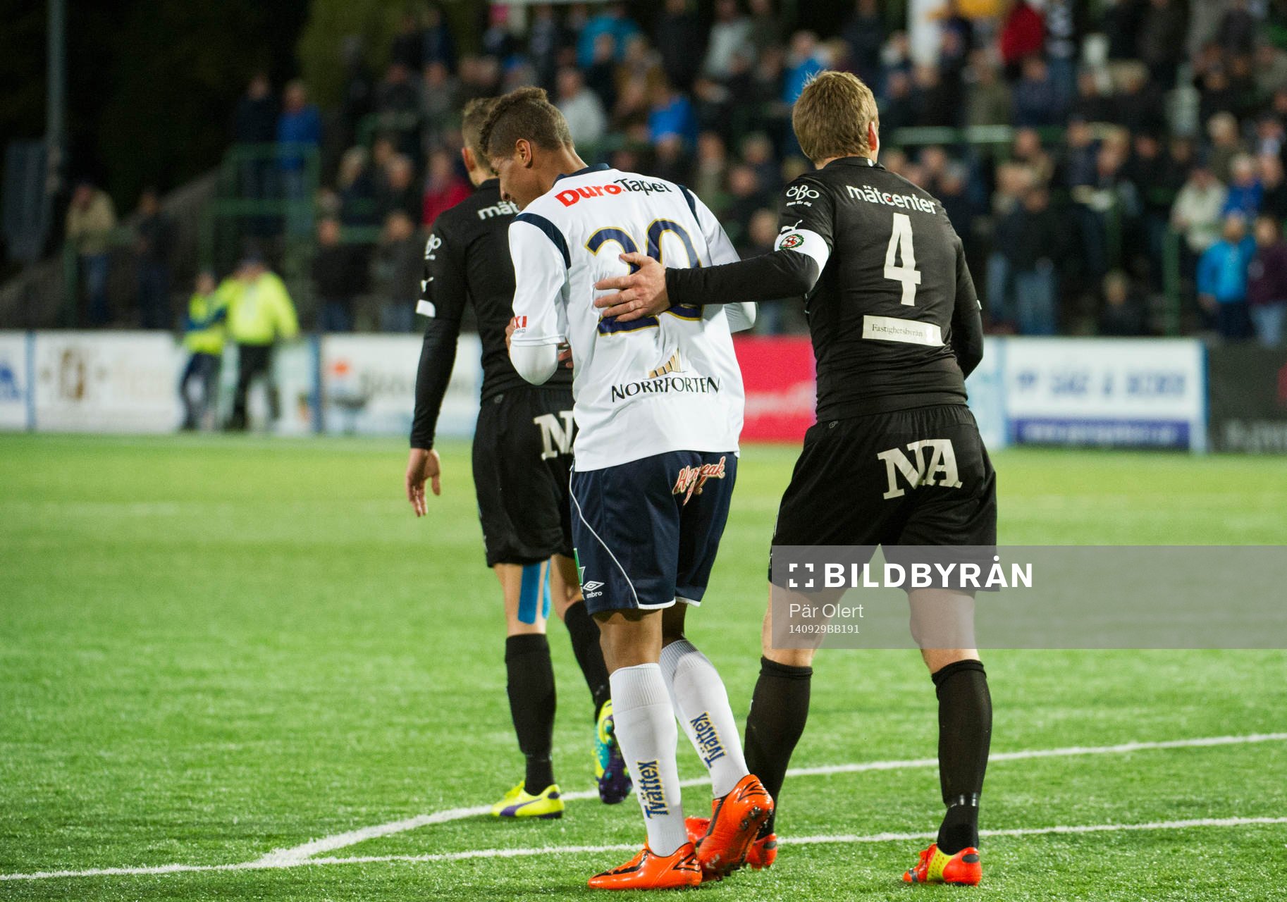 Gefles Anders Wikström lägger handen på ryggen på
