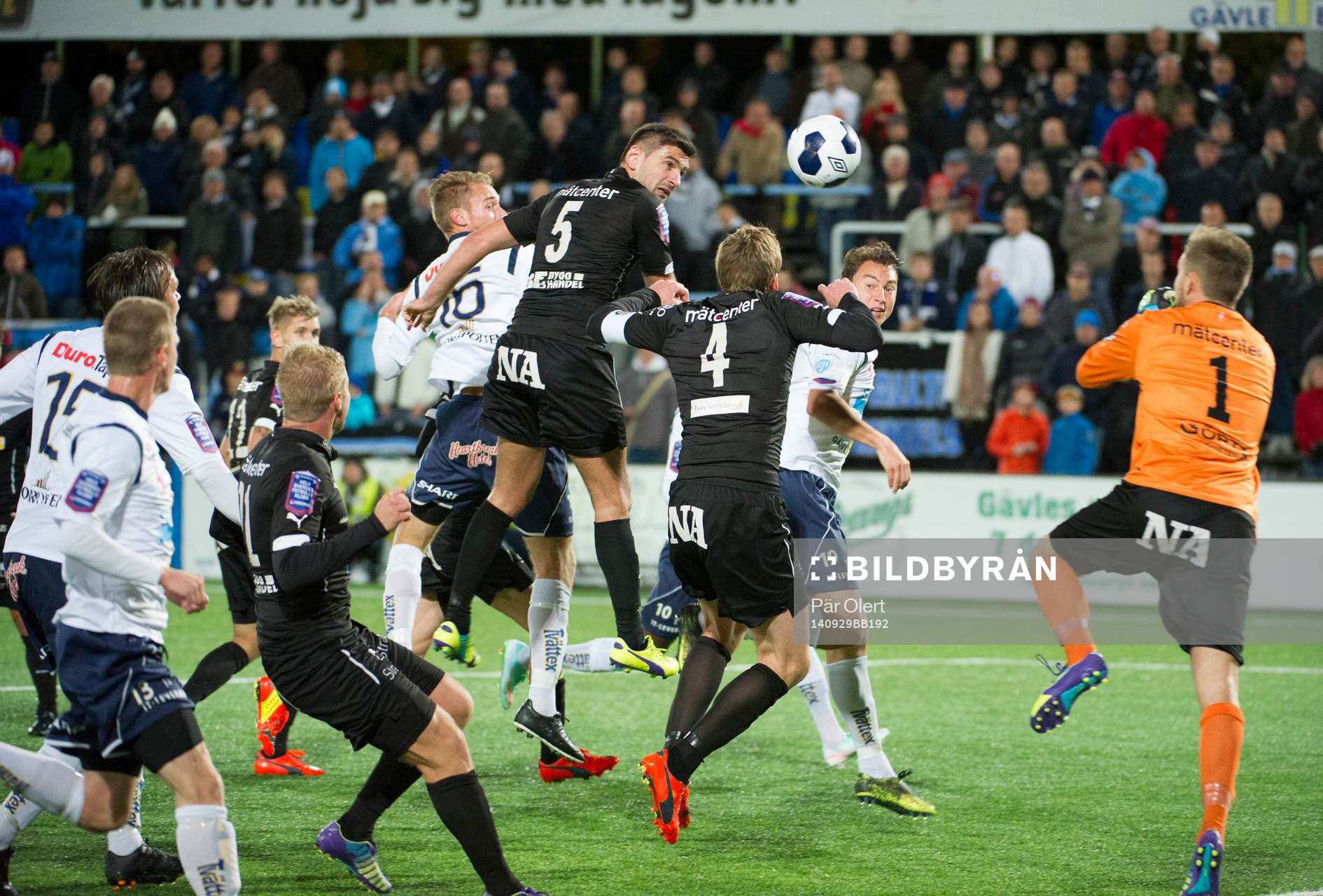 Gefles hörna räddas av Örebros målvakt Oscar Jansson  under fotbollsmatchen i Allsvenskan mellan Gefle och Örebro den 29 September 2014 i Gävle.