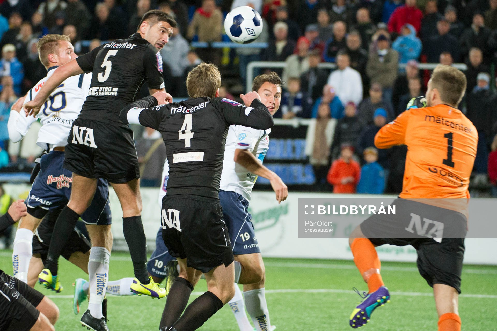 Gefles hörna räddas av Örebros målvakt Oscar Jansson  under fotbollsmatchen i Allsvenskan mellan Gefle och Örebro den 29 September 2014 i Gävle.