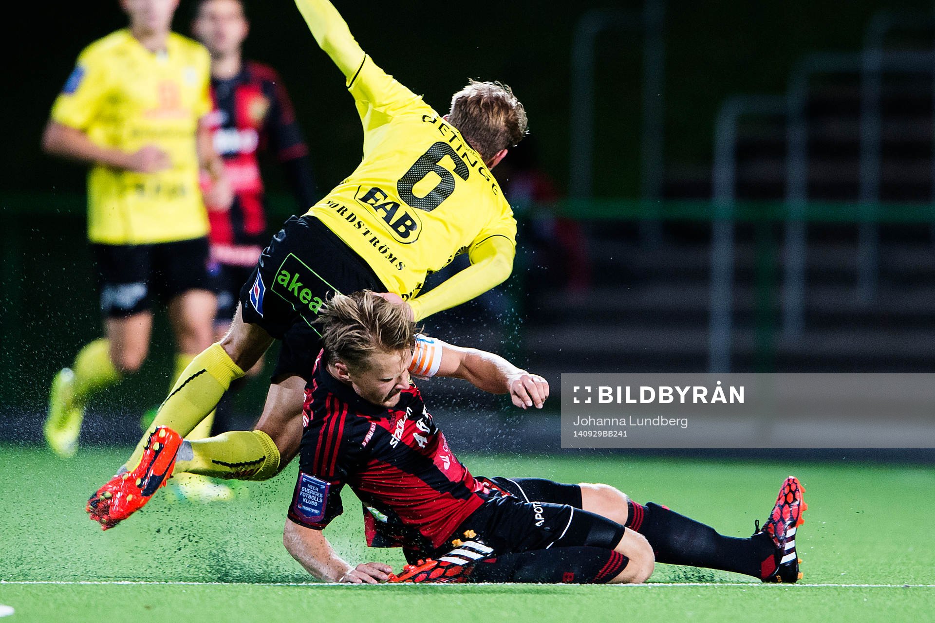Halmstads Johan Blomberg i en duell med Brommapojkarnas