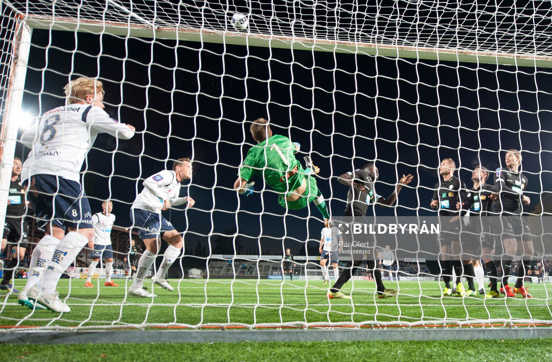 Gefles målvakt Emil Hedvall räddar skott under fotbollsmatchen i Allsvenskan mellan Gefle och Örebro den 29 September 2014 i Gävle.