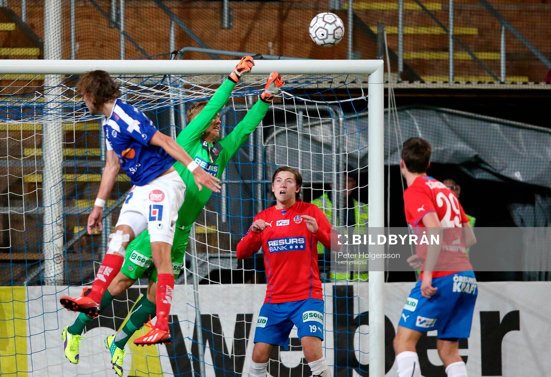 Räddning av Helsingborgs Pär Hansson medan Darijan