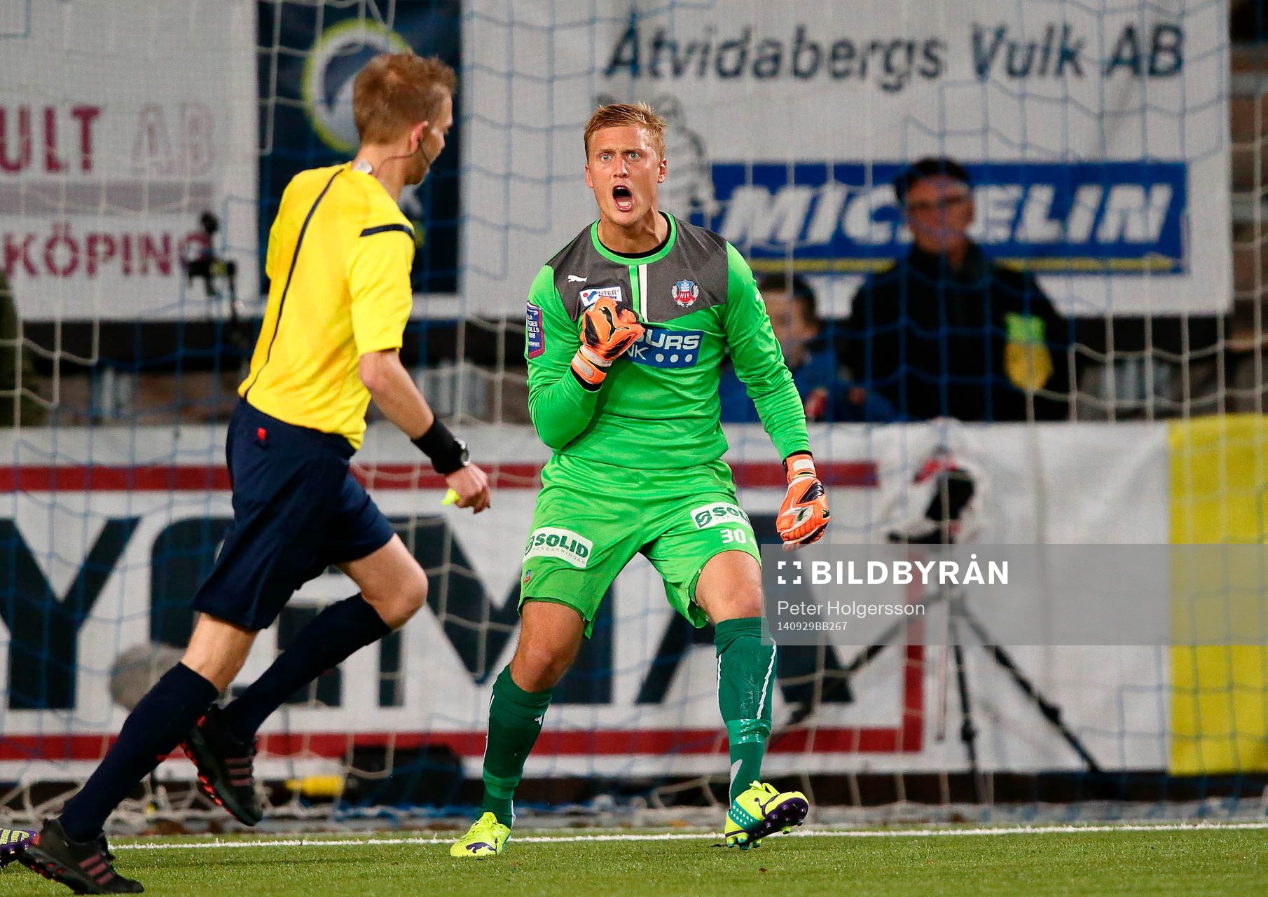 Helsingborgs Pär Hansson reagerar på beslut av domare Johan Hamlin under fotbollsmatchen i Allsvenskan mellan Åtvidaberg och Helsingborg den 29 september 2014 i Åtvidaberg.
