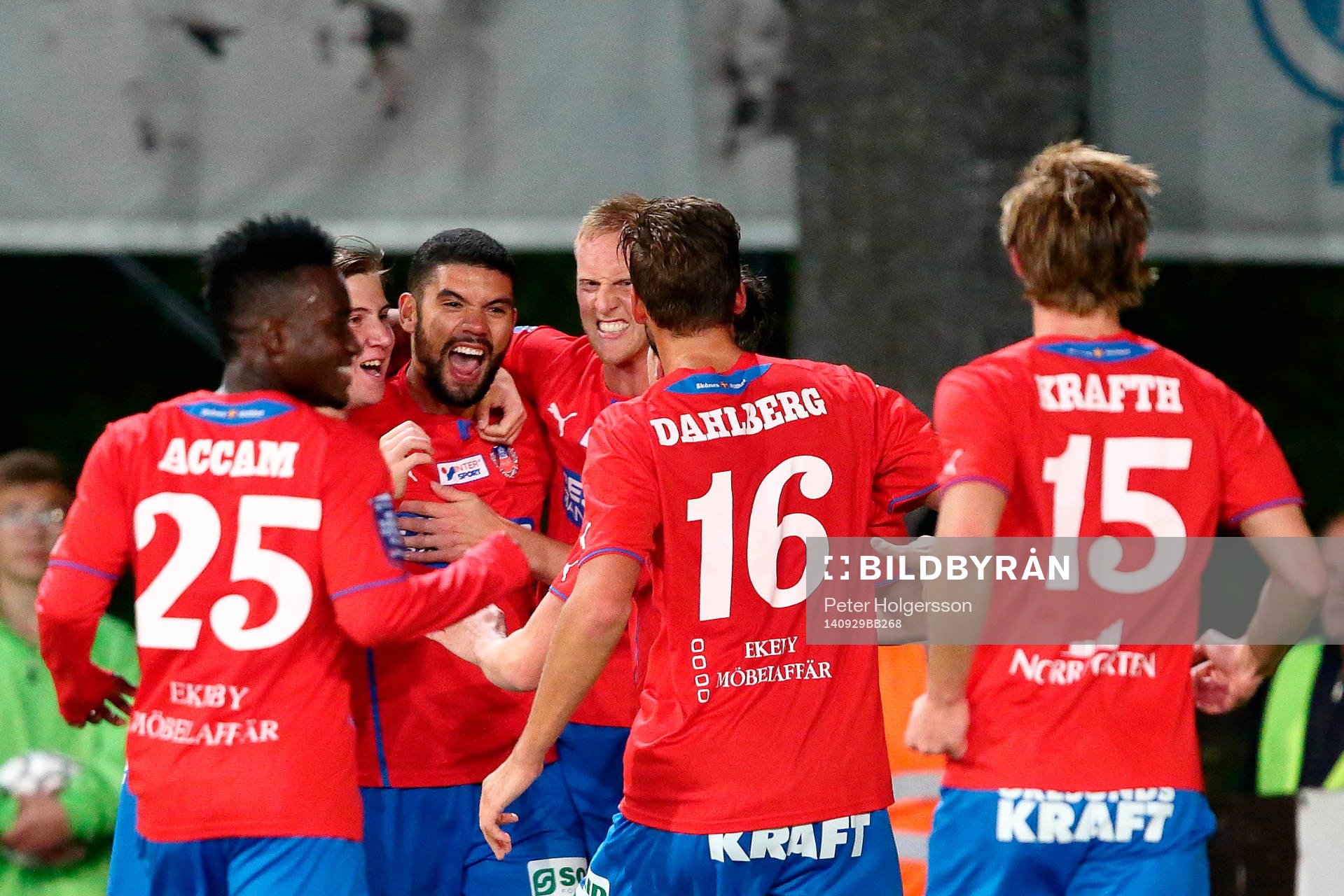 Helsingborgs Victor Palsson jublar med lagkamrater