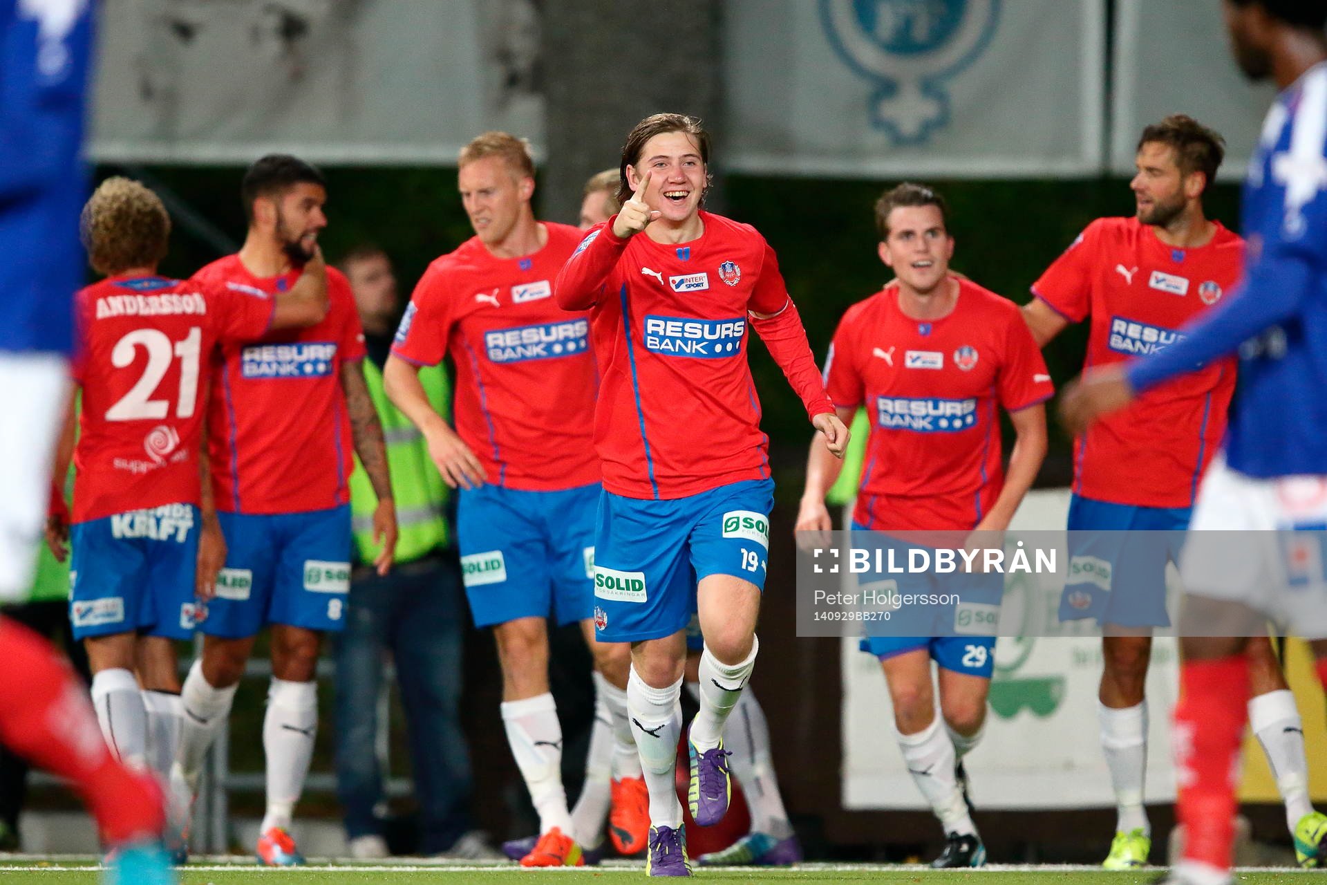 Helsingborgs Darijan Bojanic höjer handen när laget jublar