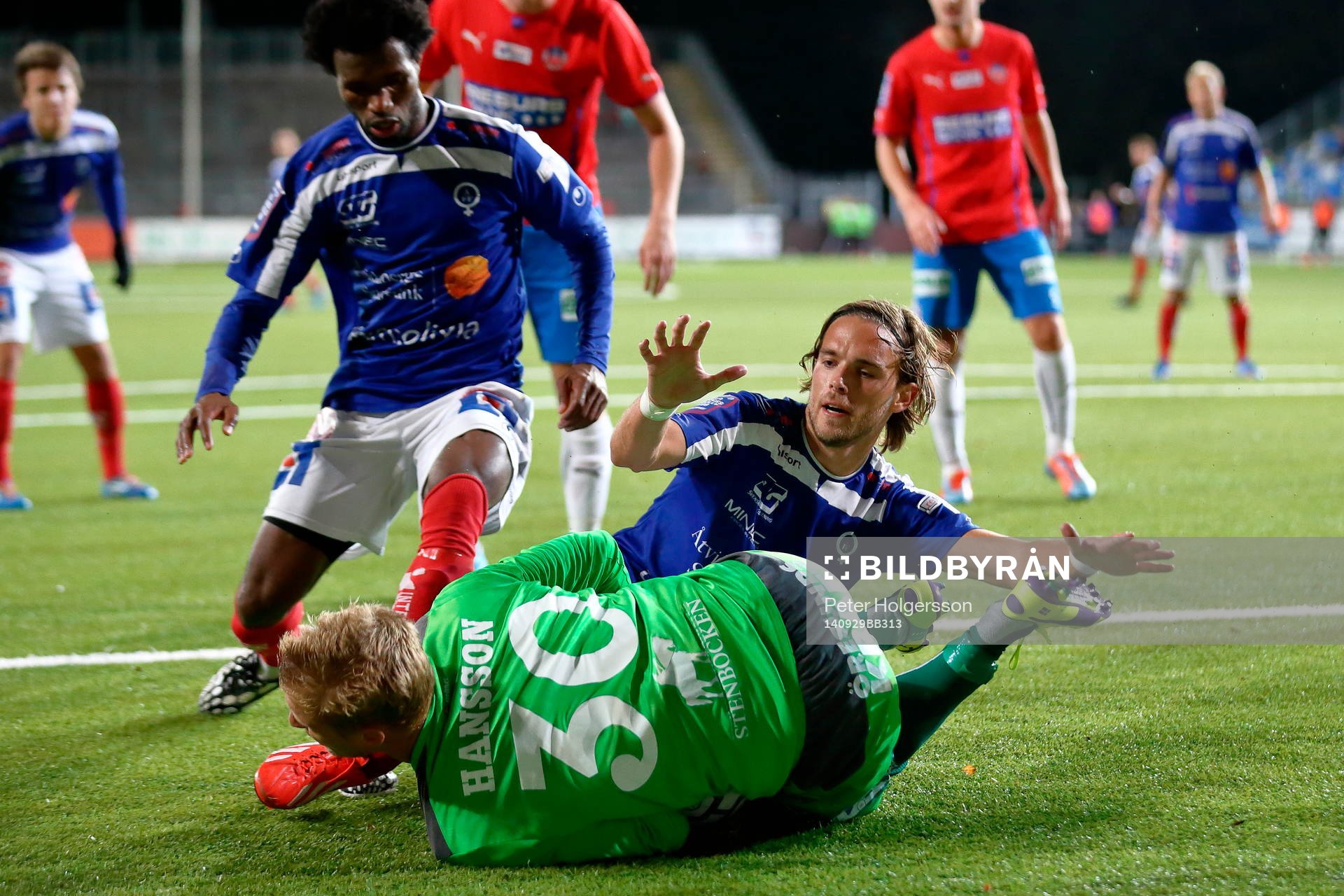 Åtvidabergs Mohamed Abubakari och Tom Pettersson framför Helsingborgs Pär Hansson under fotbollsmatchen i Allsvenskan mellan Åtvidaberg och Helsingborg den 29 september 2014 i Åtvidaberg.