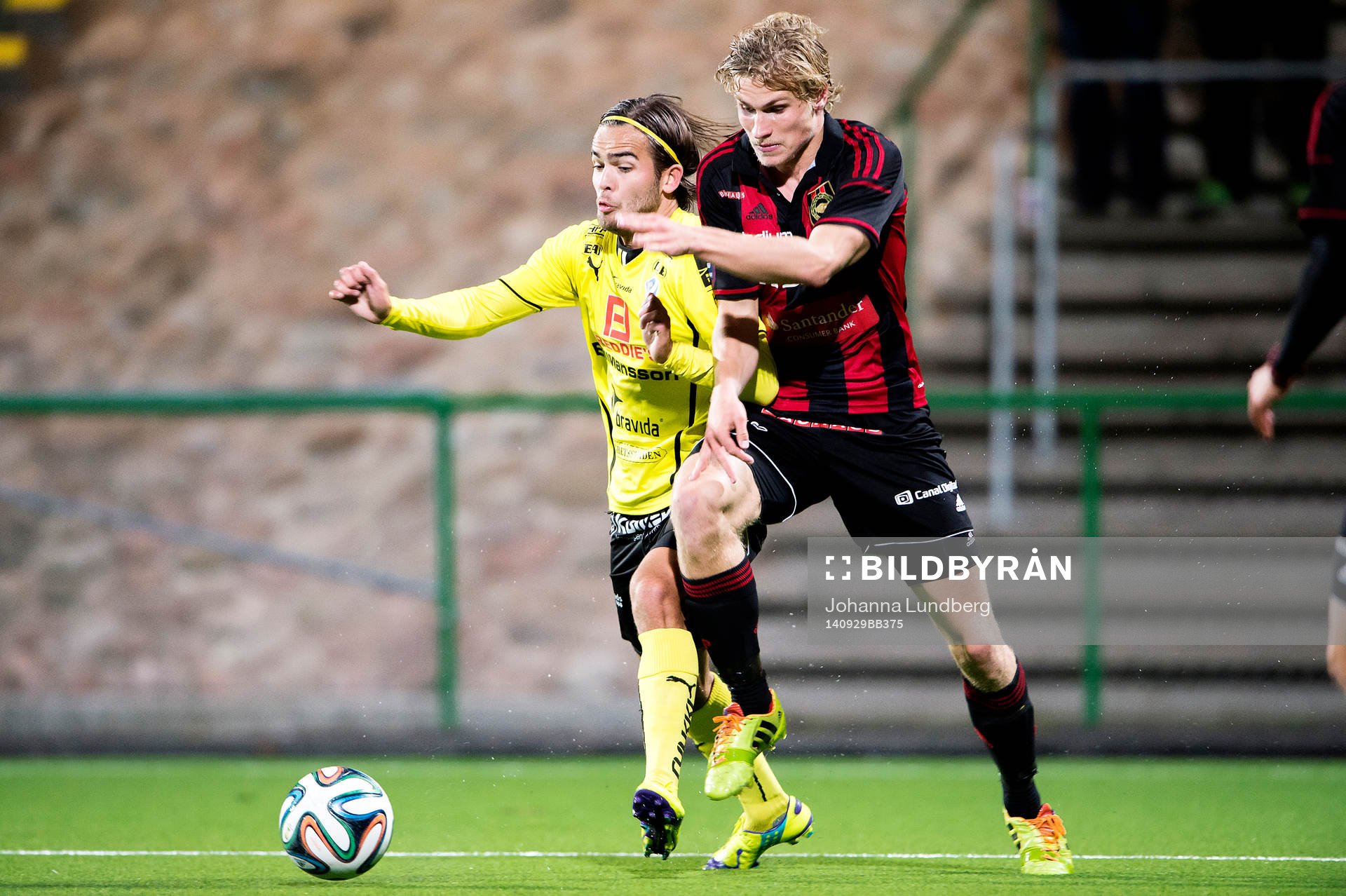 Halmstads Kristinn Steindorsson och Brommapojkarnas Carl Starfelt under fotbollsmatchen i Allsvenskan mellan Brommapojkarna och Halmstad den 29 september 2014 i Stockholm.