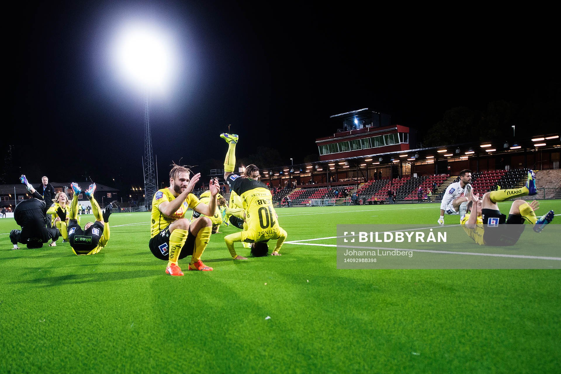 Halmstads spelare jublar och slår kullerbyttor