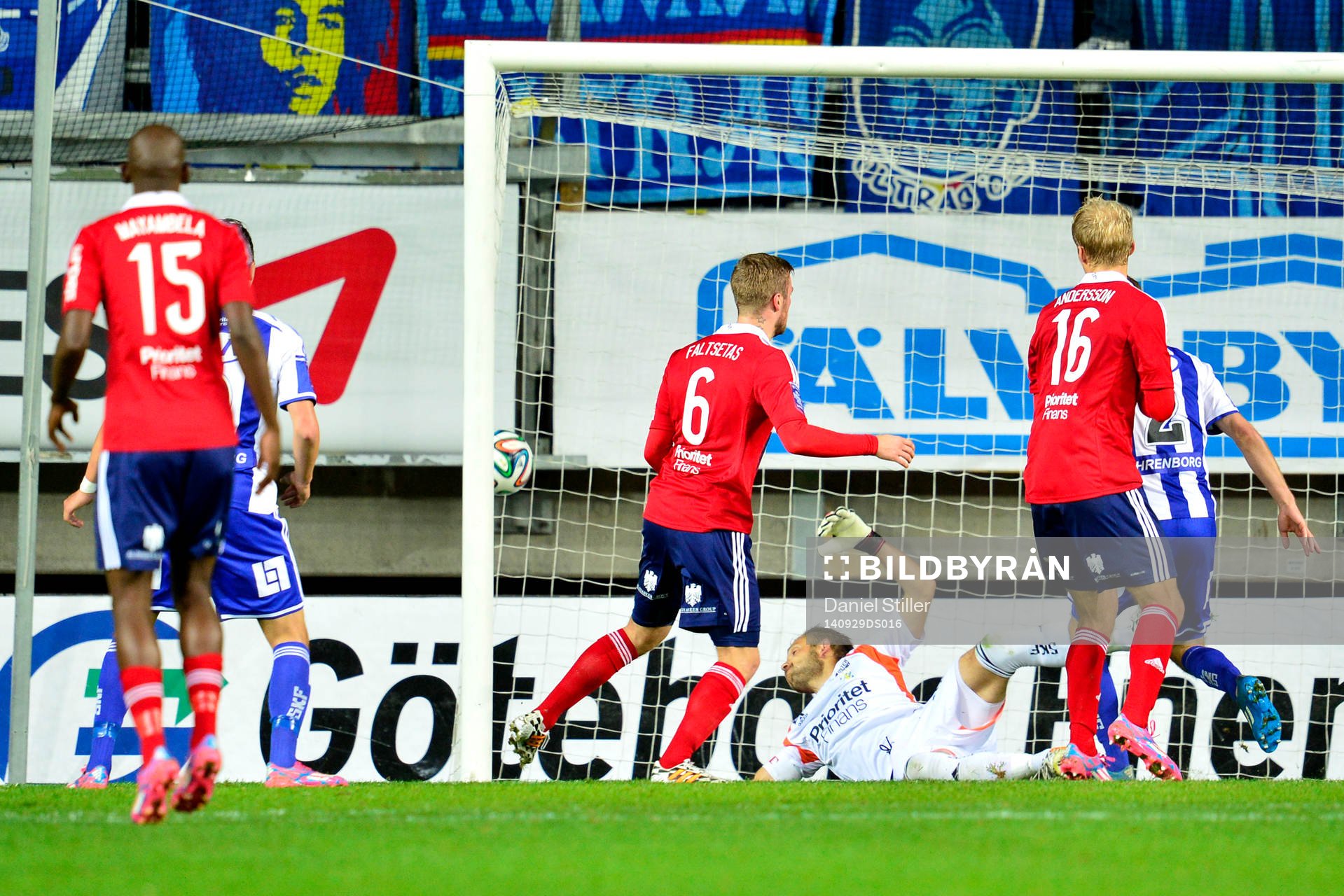 Djurgårdens Sebastian Andersson gör 2-1 under fotbollsmatchen i Allsvenskan mellan IFK Göteborg och Djurgården den 29 september 2014 i Göteborg.