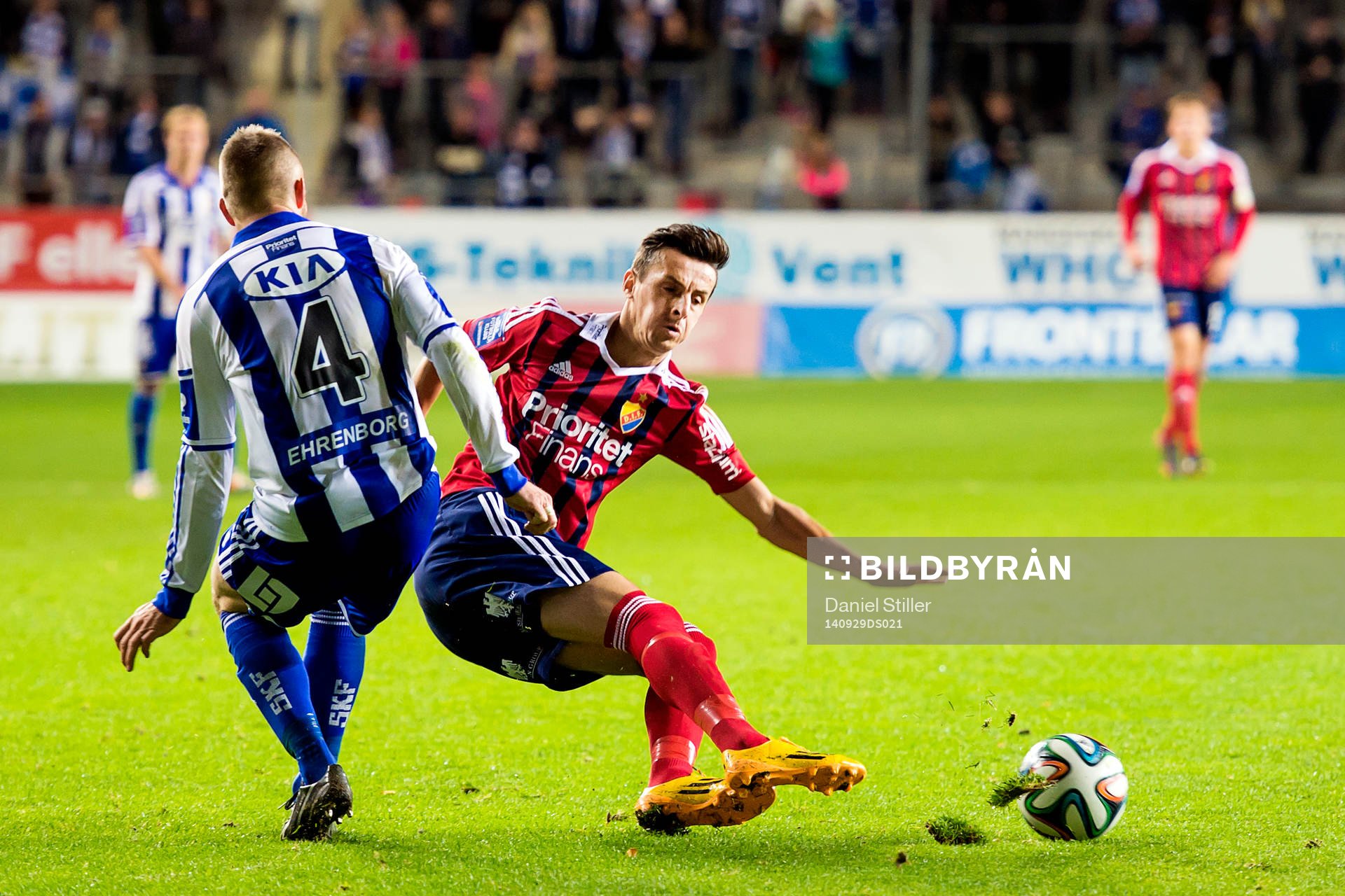 Djurgårdens Haris Radetinac dras omkull av IFK Göteborgs