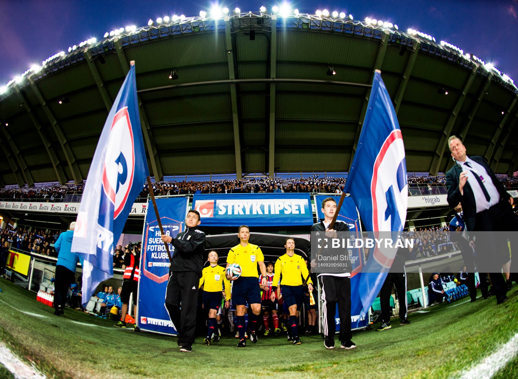 Lagen tågar in innan fotbollsmatchen i Allsvenskan mellan