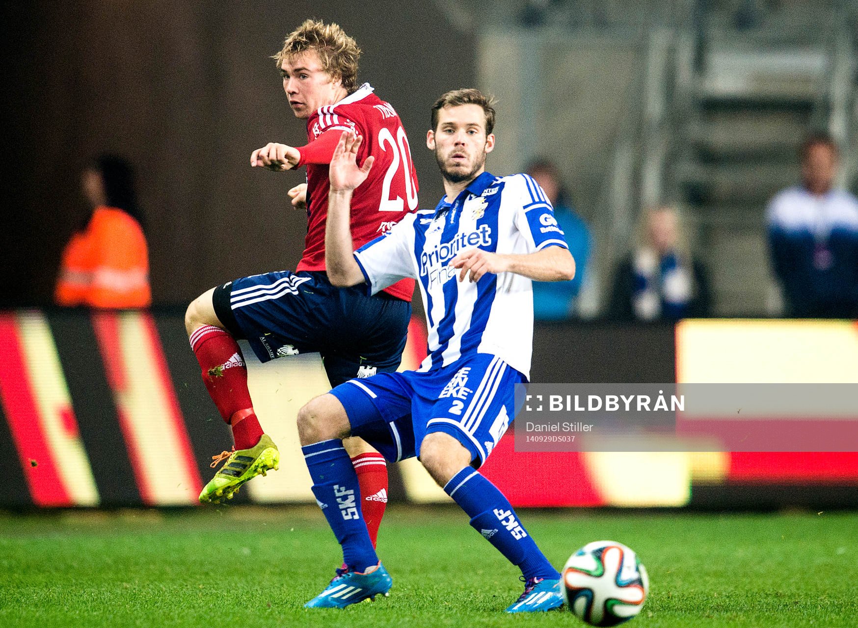 Djurgårdens Simon Tibbling i kamp med IFK Göteborgs Emil Salomonsson under fotbollsmatchen i Allsvenskan mellan IFK Göteborg och Djurgården den 29 september 2014 i Göteborg.