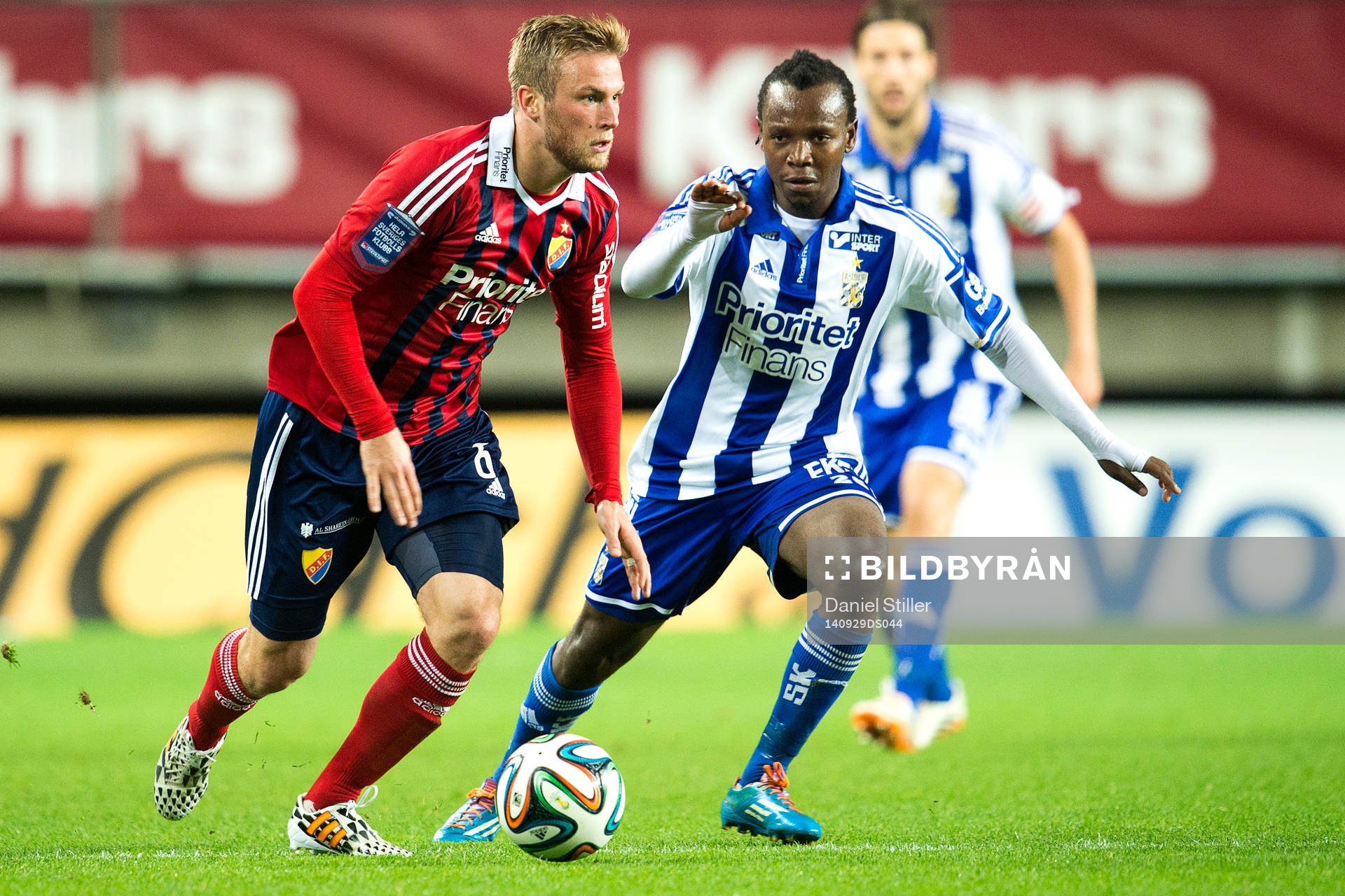 Djurgårdens Aleksander Faltsetas i kamp med IFK Göteborgs May Mahlangu under fotbollsmatchen i Allsvenskan mellan IFK Göteborg och Djurgården den 29 september 2014 i Göteborg.