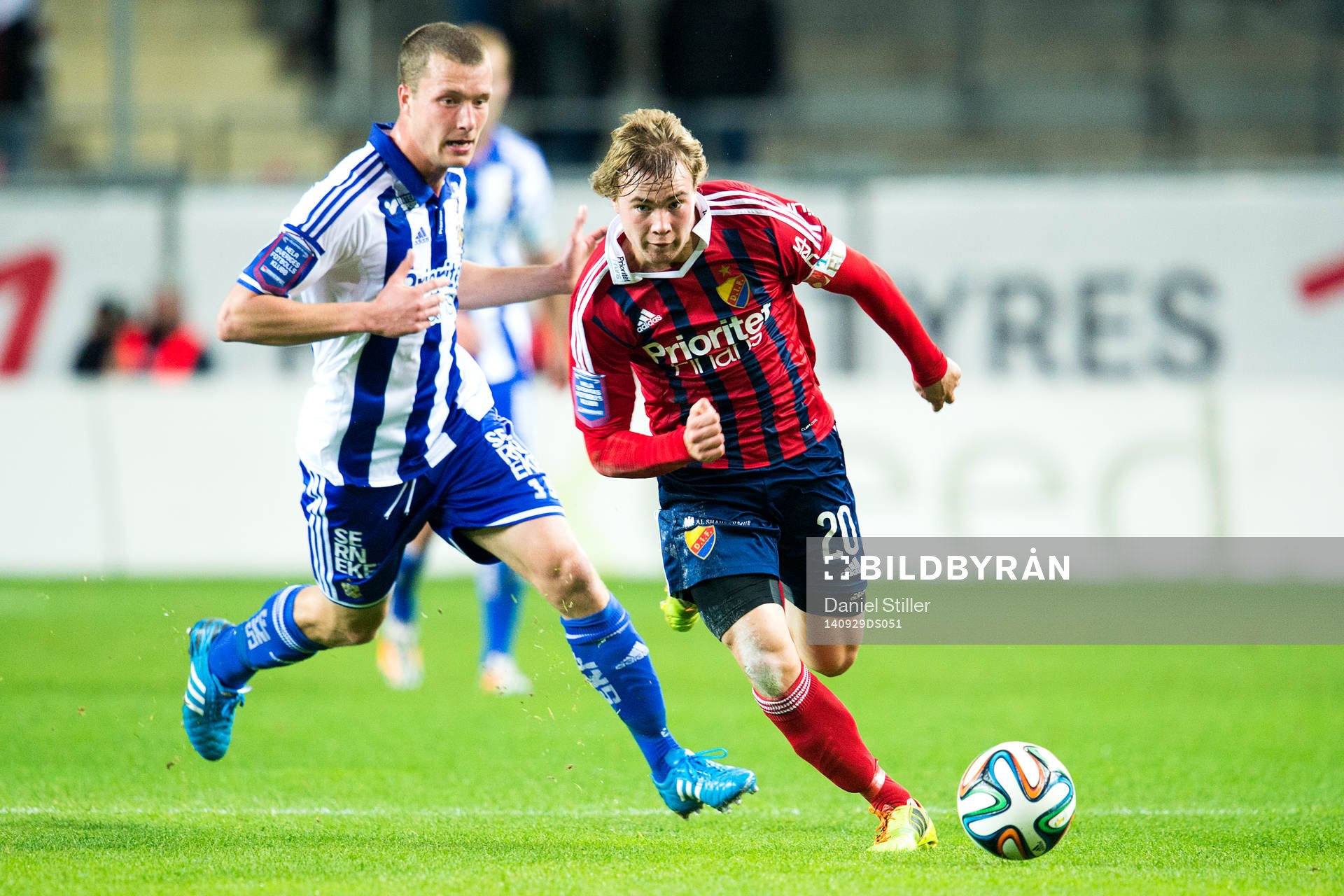 Djurgårdens Simon Tibbling tar sig förbi IFK Göteborgs