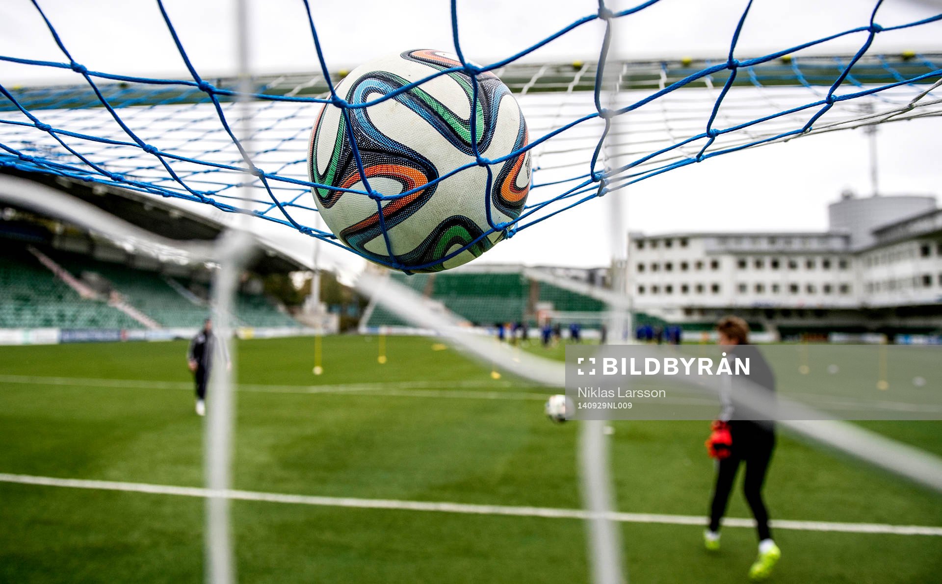 Boll på målnät innan fotbollsmatchen i Superettan mellan