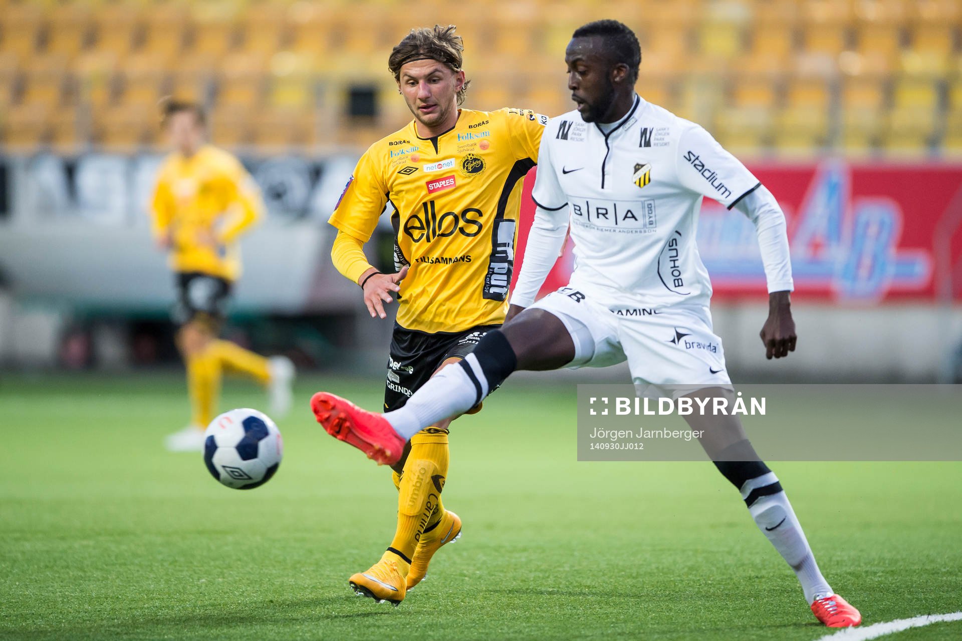 Häckens Ronald Mukiibi (h) och Elfsborgs Alibek Aliev (v)