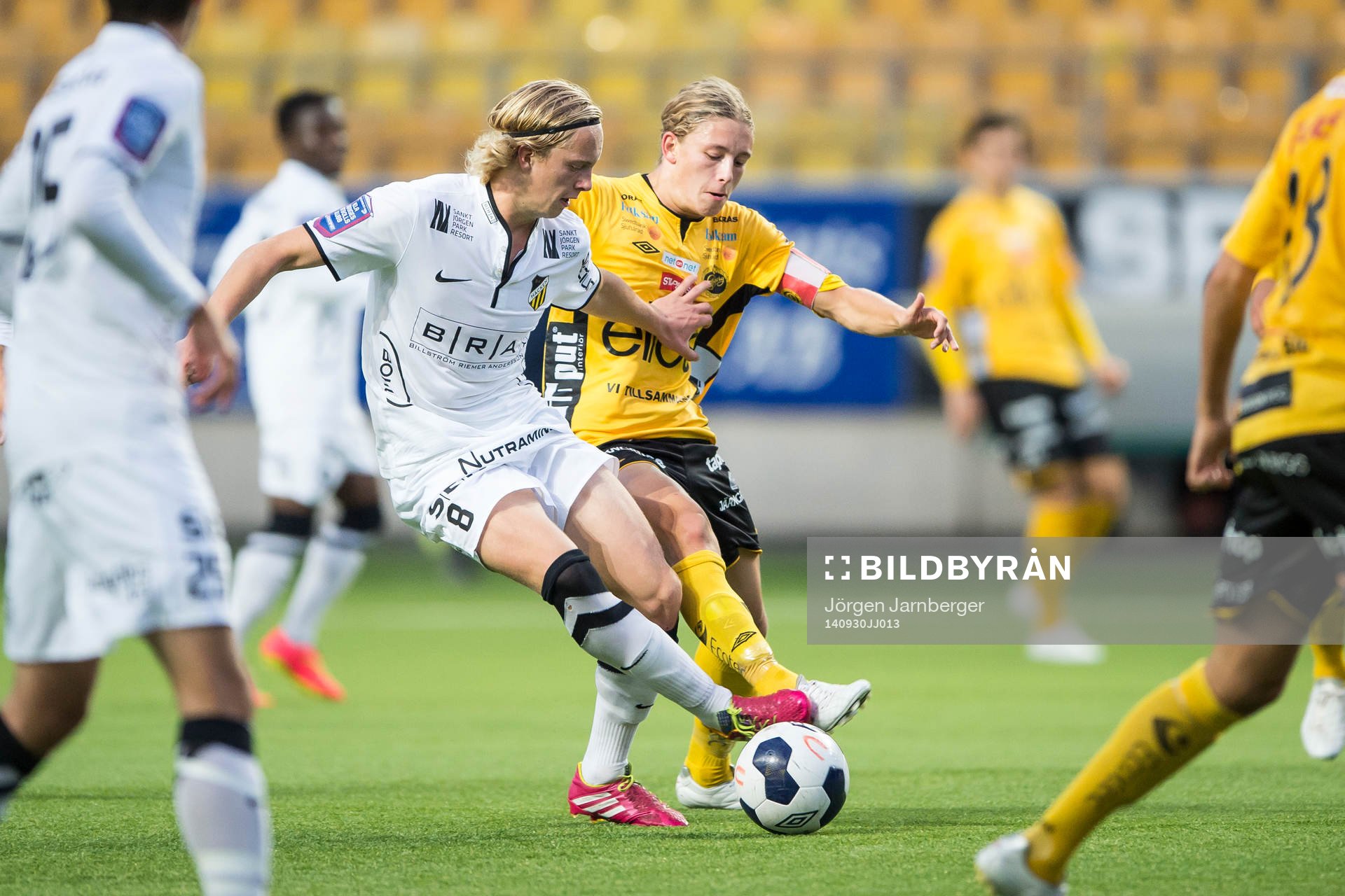 Häckens Gustav Berggren och Elfsborgs Anton Andreasson kamp