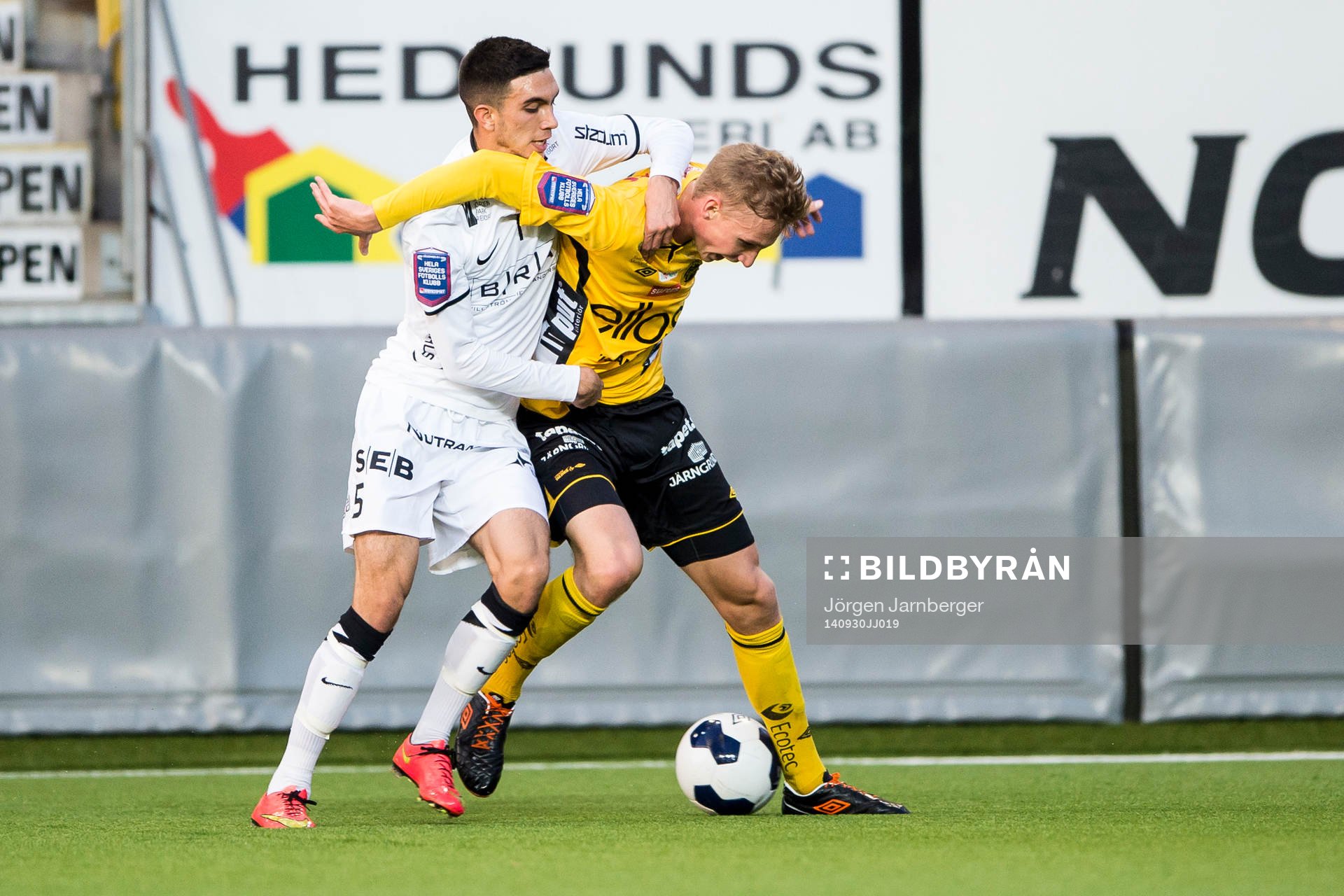 Elfsborgs Eric Nilsson och Häckens Daniel Krezic under fotbollsmatchen i Folksam U21 A-slutspel mellan Elfsborg och Häcken den 30 september 2014 i Borås.