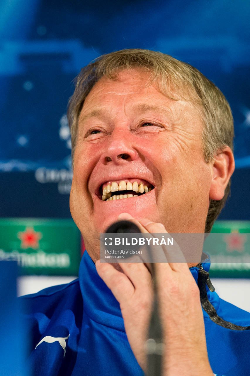 Malmö FFs tränare Åge Hareide skrattar