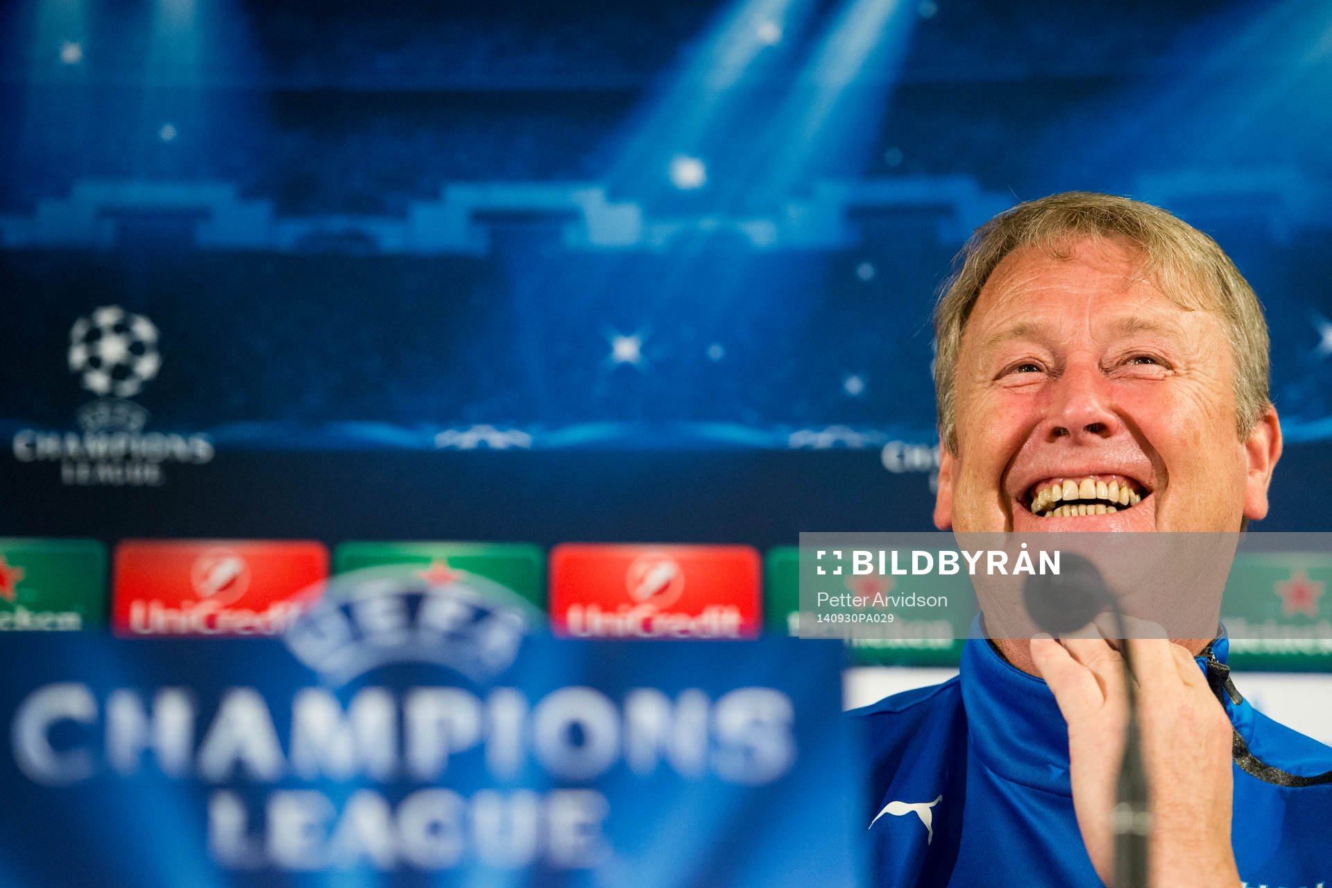 Malmö FFs tränare Åge Hareide skrattar