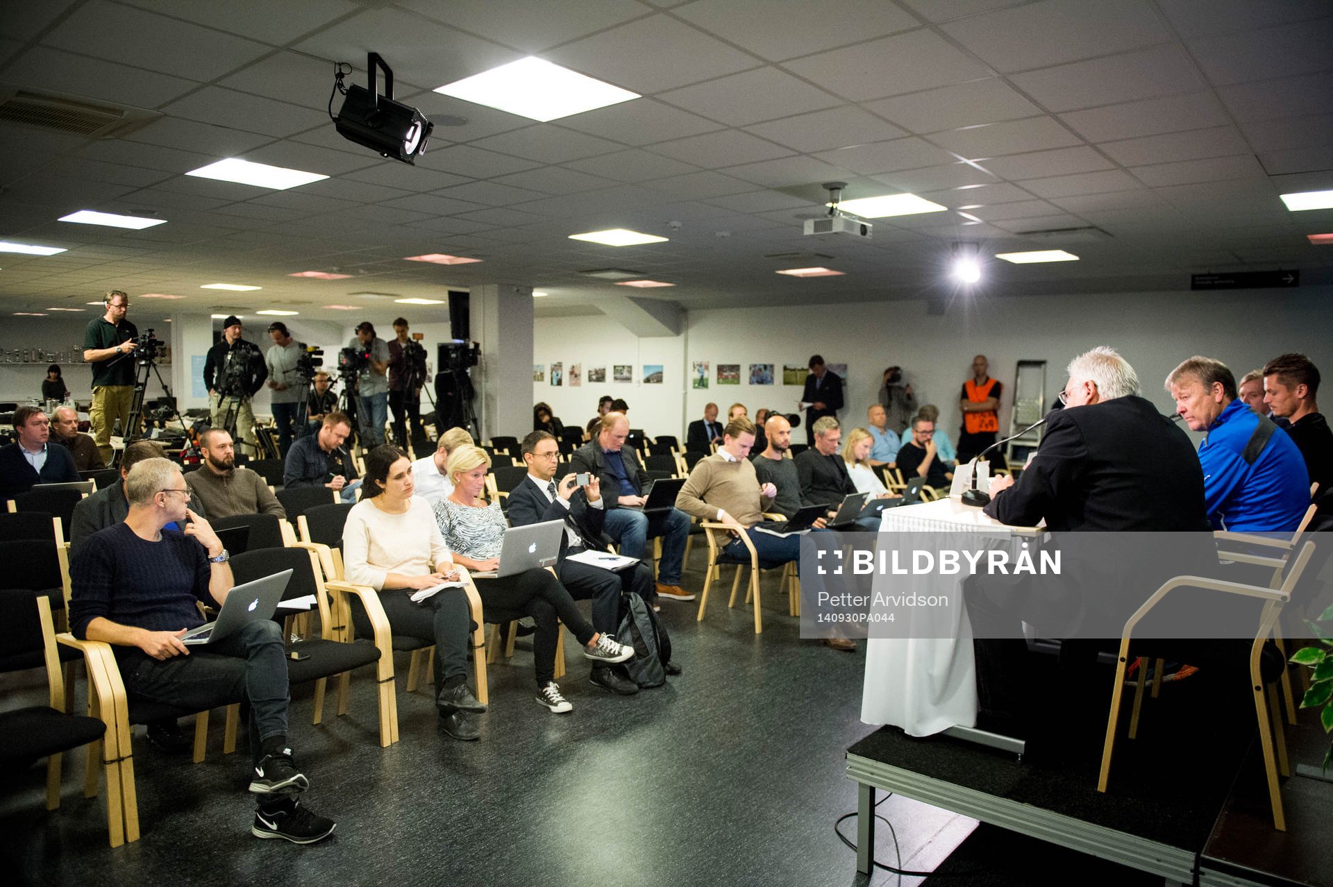 Mycket media på plats när Malmö FF håller presskonferens