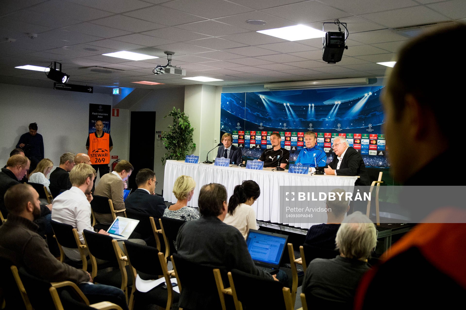 Mycket media på plats när Malmö FF håller presskonferens