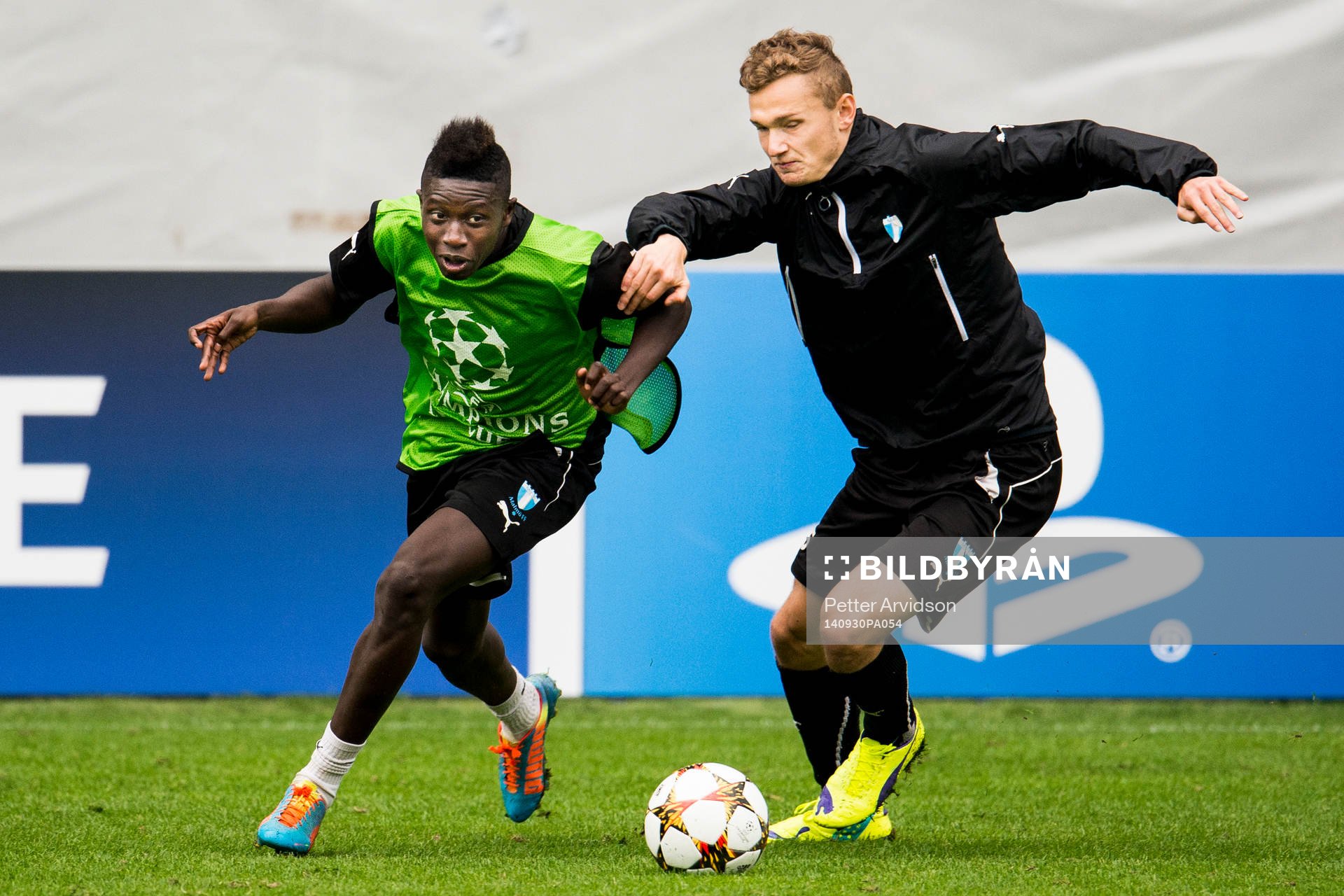 Malmö FFs Pa Konate i kamp med Piotr Johansson under en träning den 30 september 2014 i Malmö.