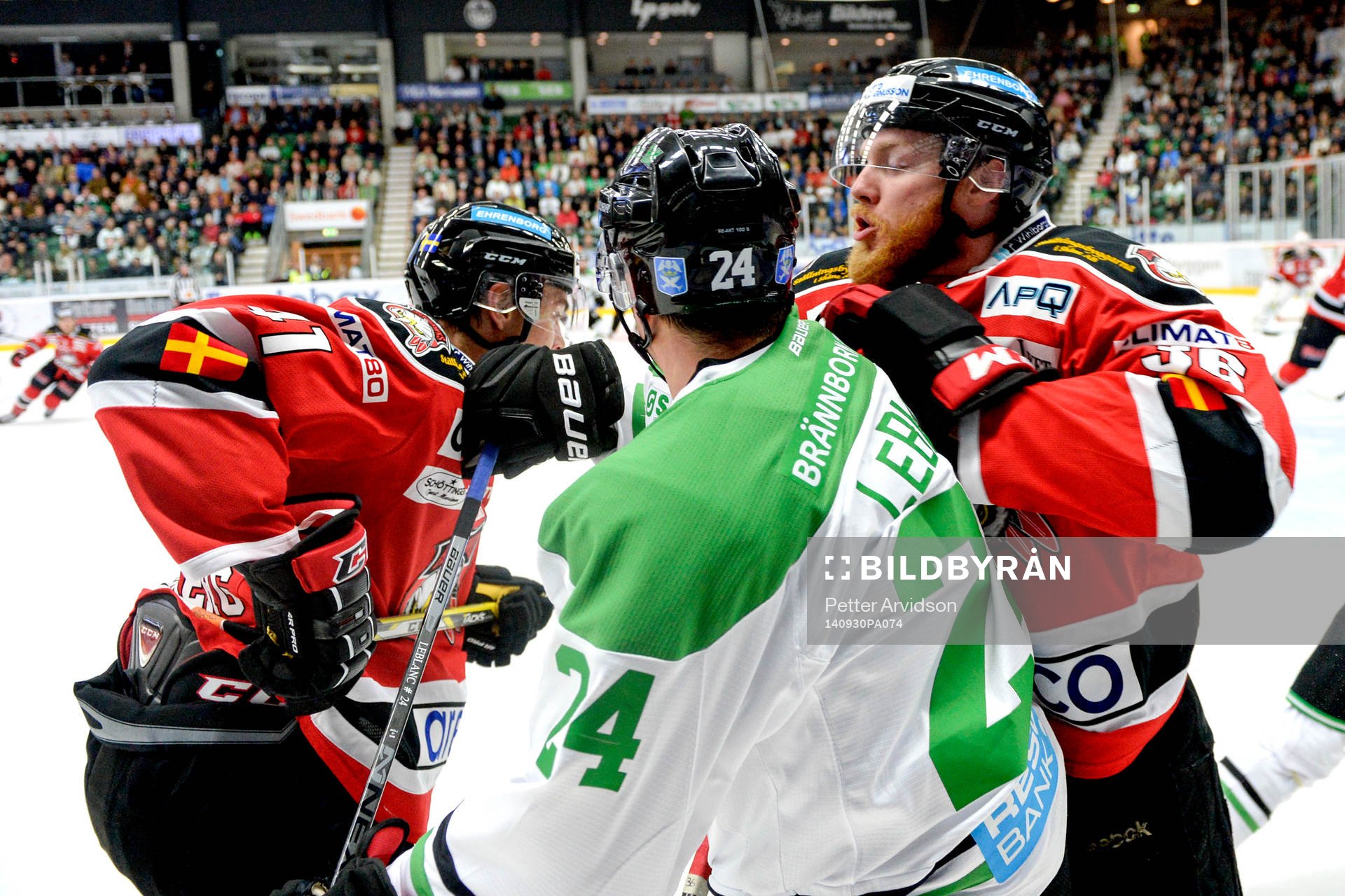 Malmö Redhawks David Liffiton och Rögles Peter LeBlanc