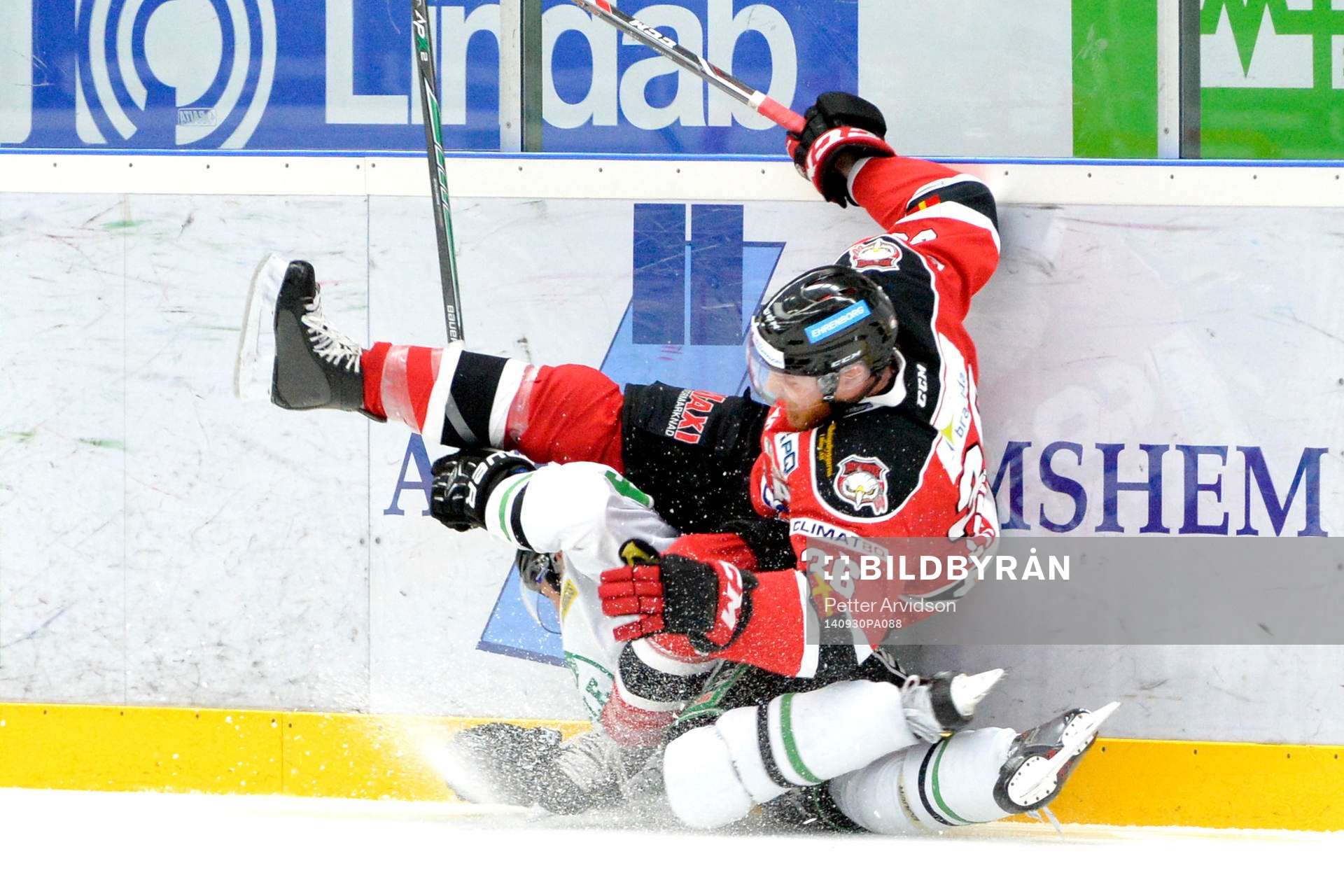 Malmö Redhawks David Liffiton faller över Rögles Justin