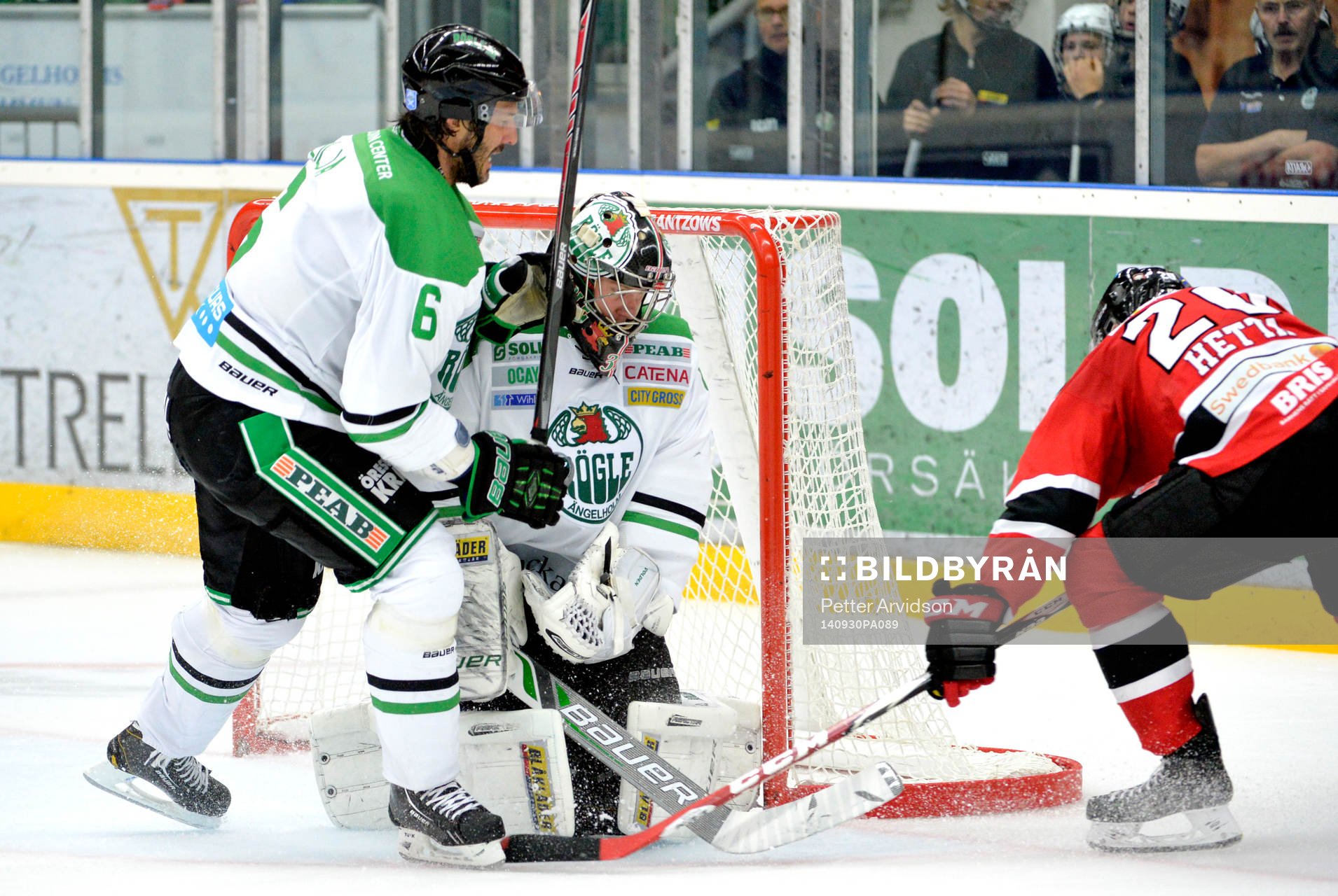 Malmö Redhawks Henrik Hetta och Rögles målvakt Lars