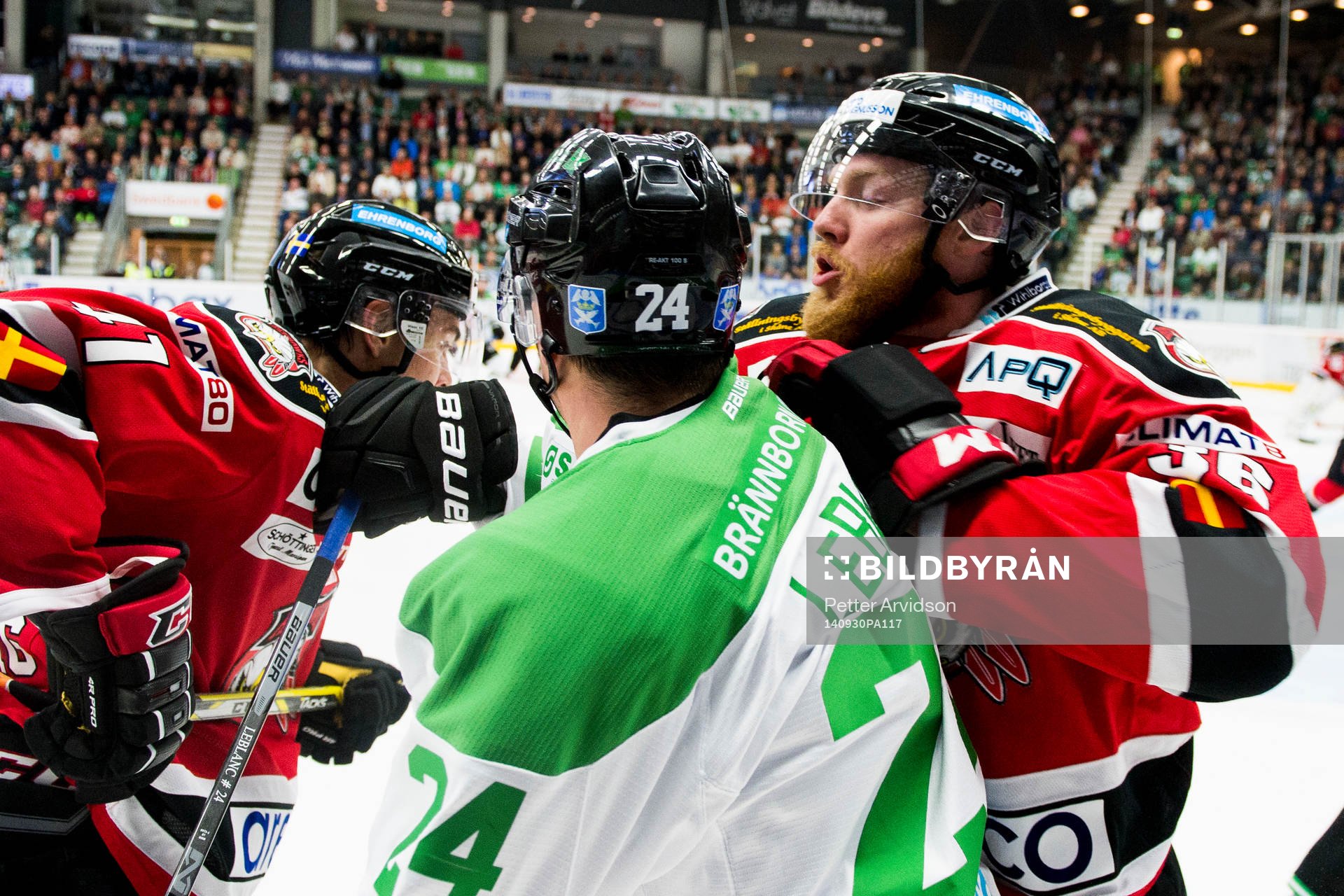 Malmö Redhawks David Liffiton tacklar Rögles Peter LeBlanc