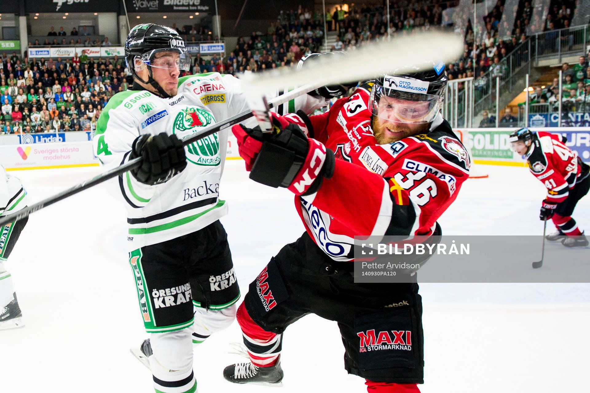 Rögles Justin Bostrom tacklar Malmö Redhawks David