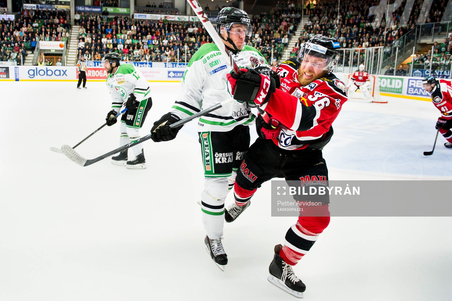 Rögles Justin Bostrom tacklar Malmö Redhawks David