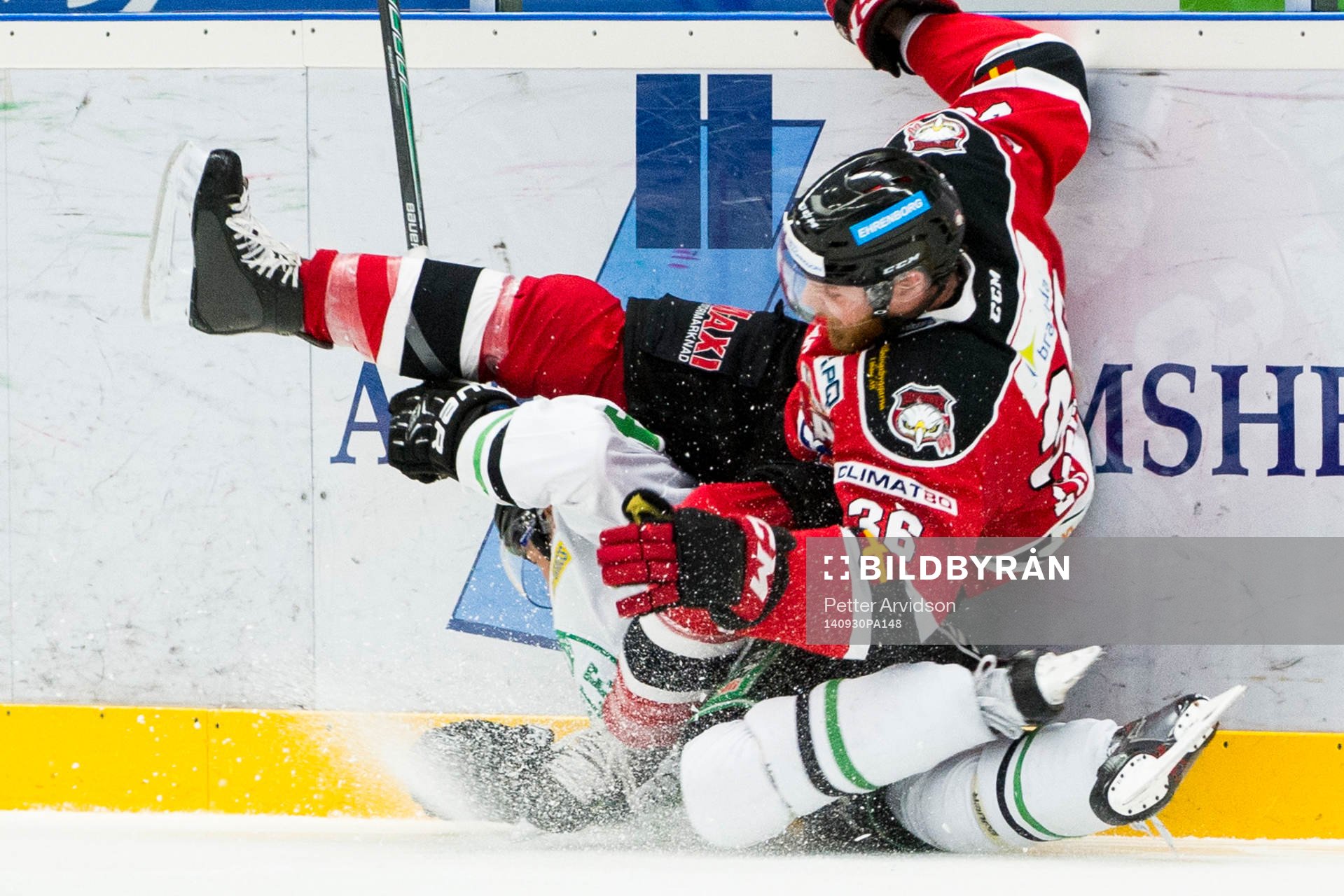 Malmö Redhawks David Liffiton faller över Rögles Justin
