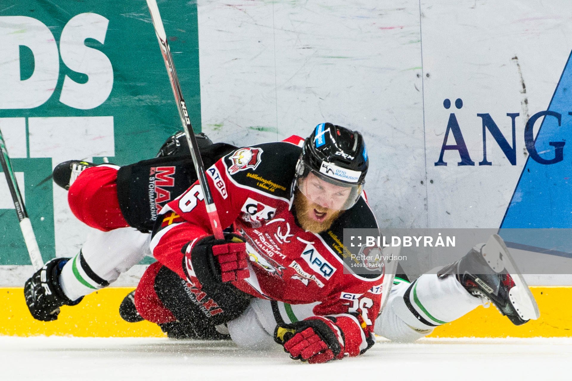 Malmö Redhawks David Liffiton faller över Rögles Justin