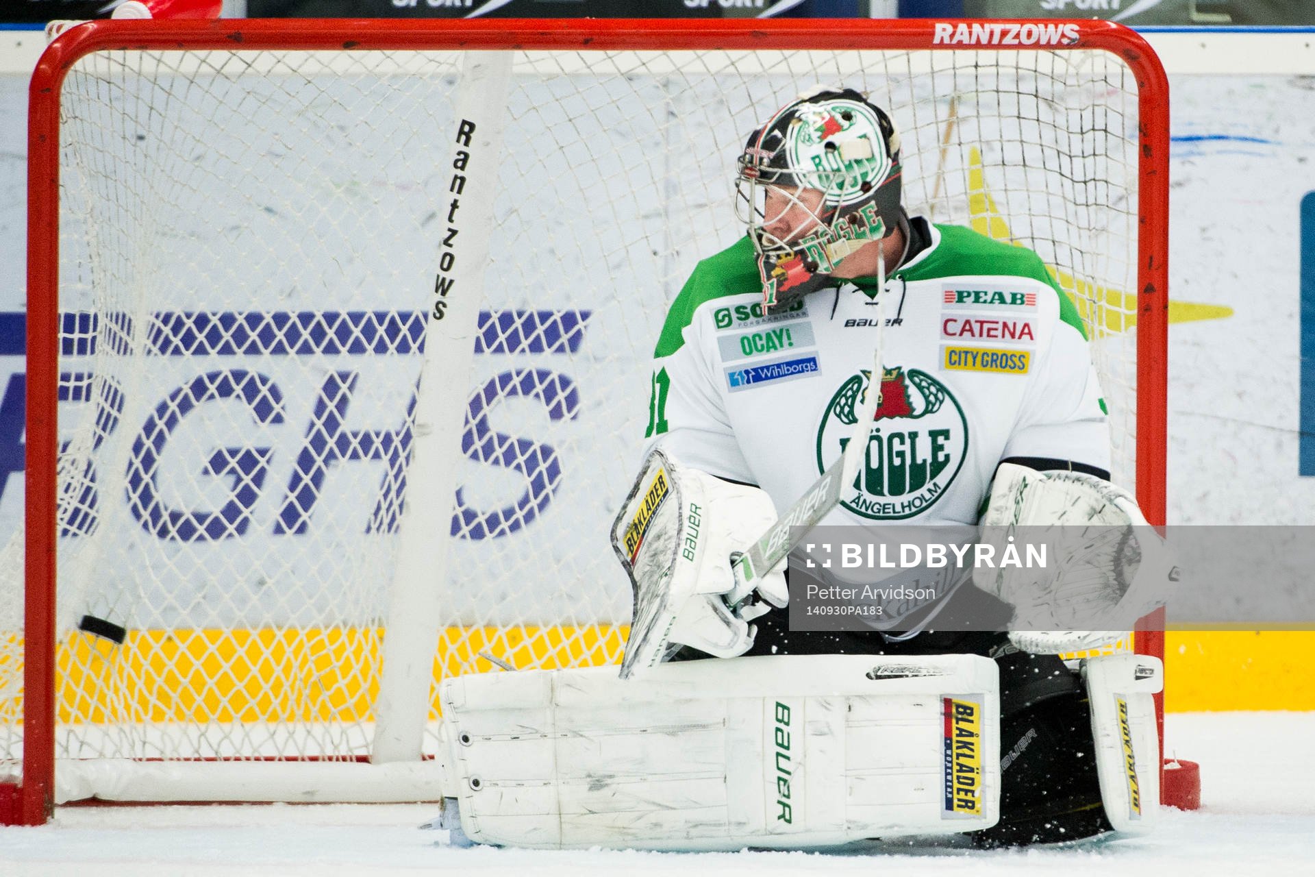 Rögles målvakt Lars Volden ser pucken gå i mål bakom sig