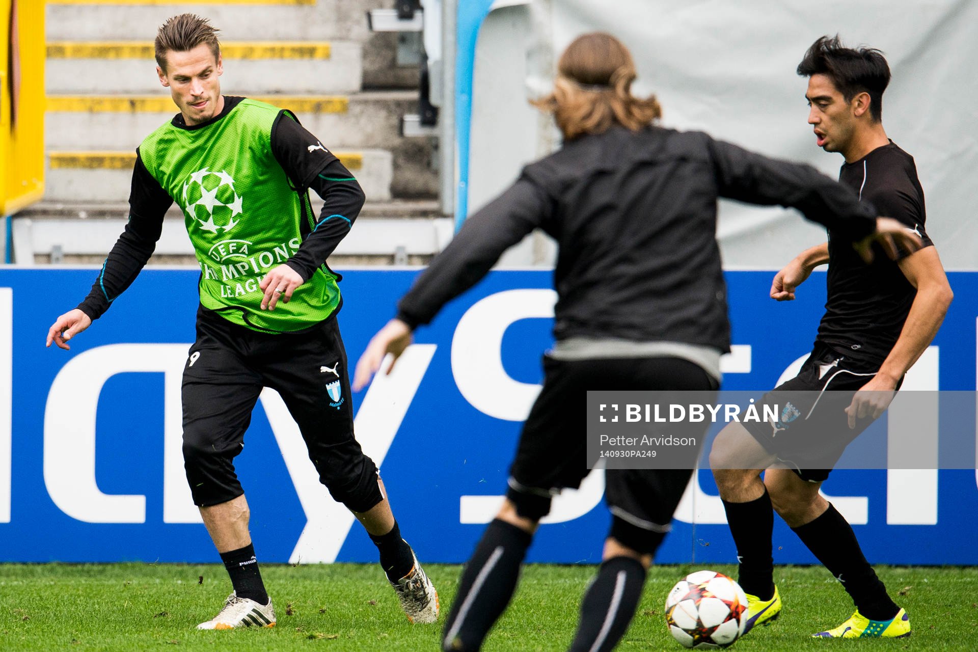 Malmö FFs Markus Rosenberg och Amin Nazari under en träning den 30 september 2014 i Malmö.