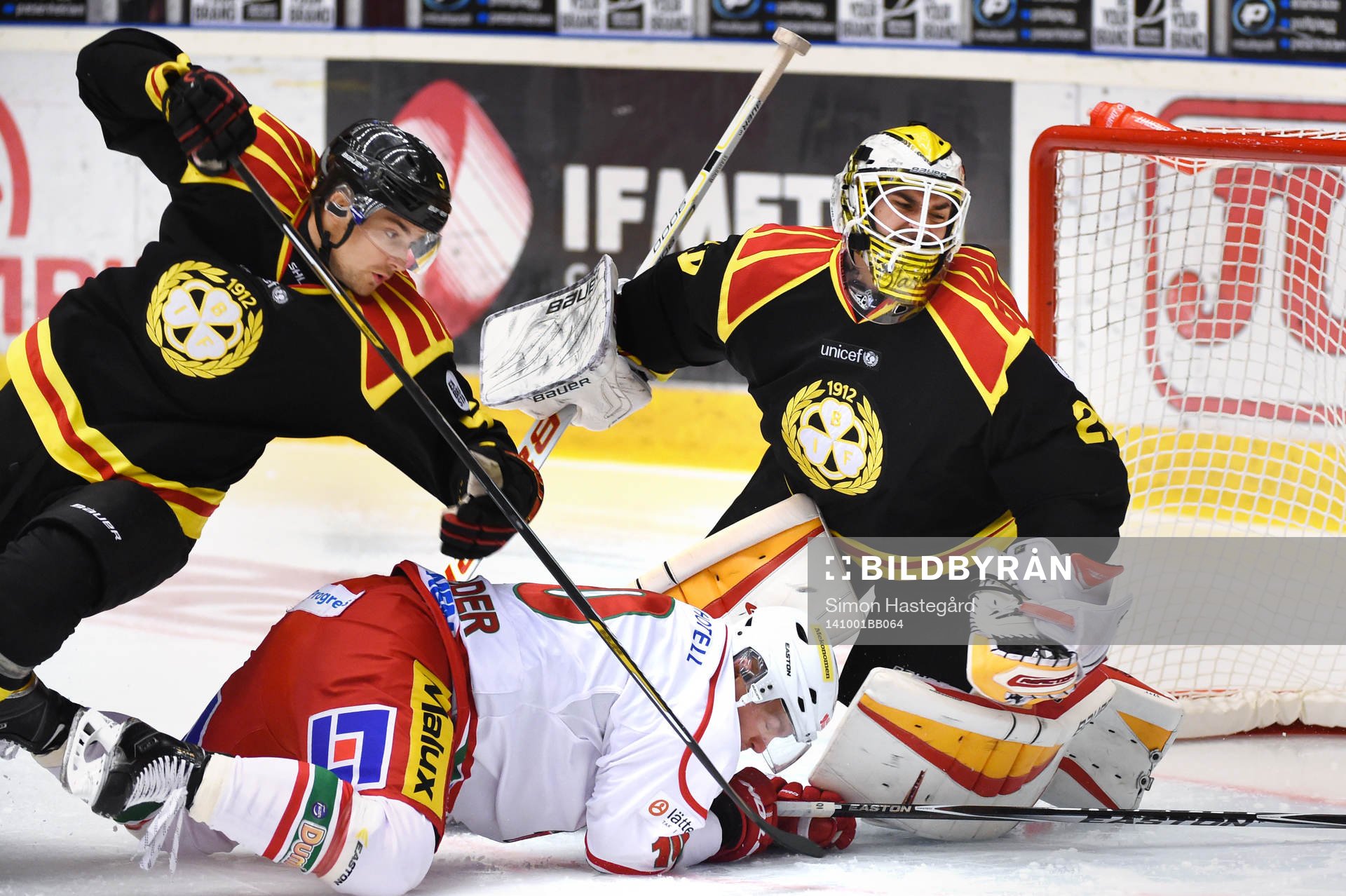 Brynäs Lukas Kilström och målvakt Bernhard Starkbaum