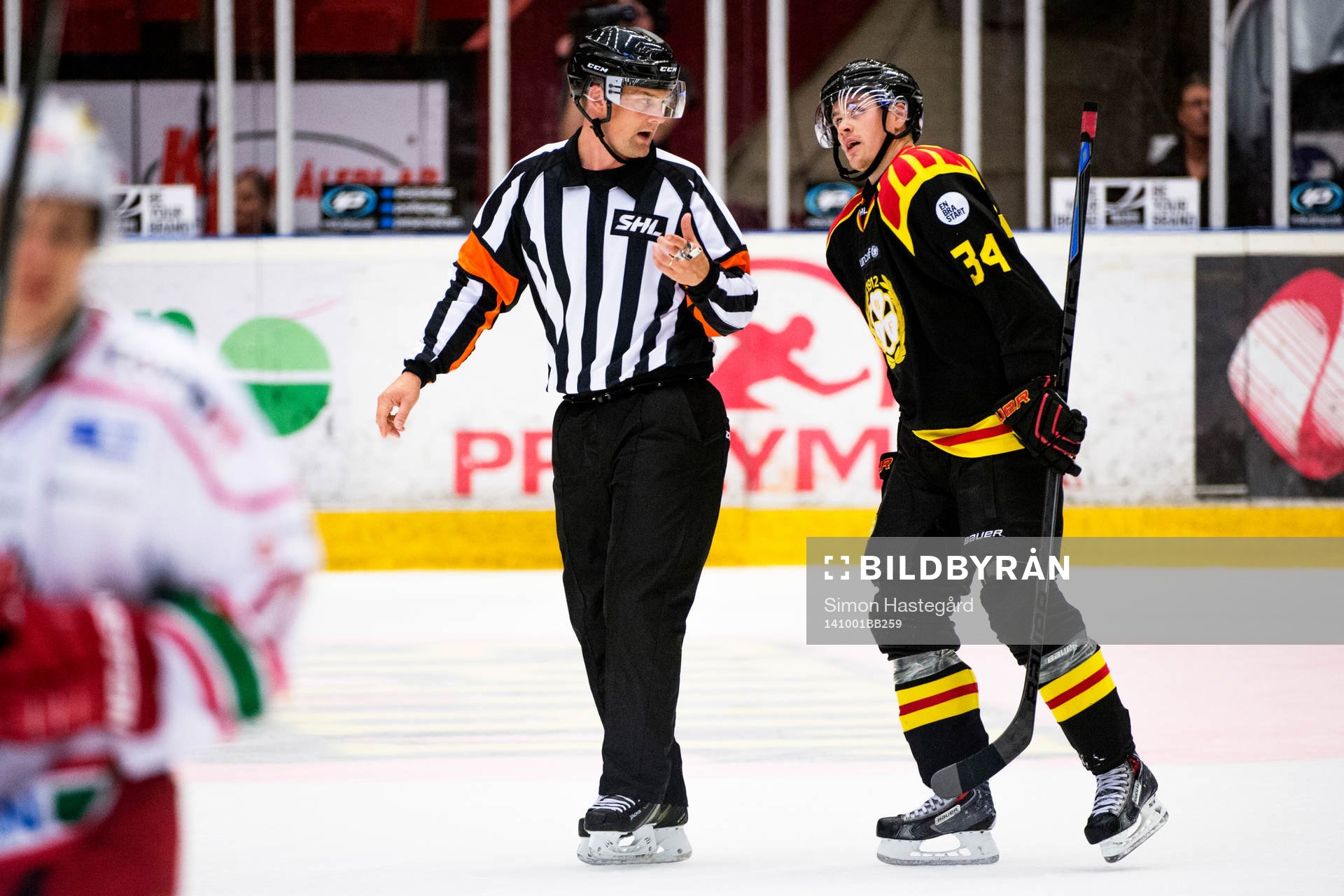 Domaren Mikael Nord och Brynäs Daniel Brodin