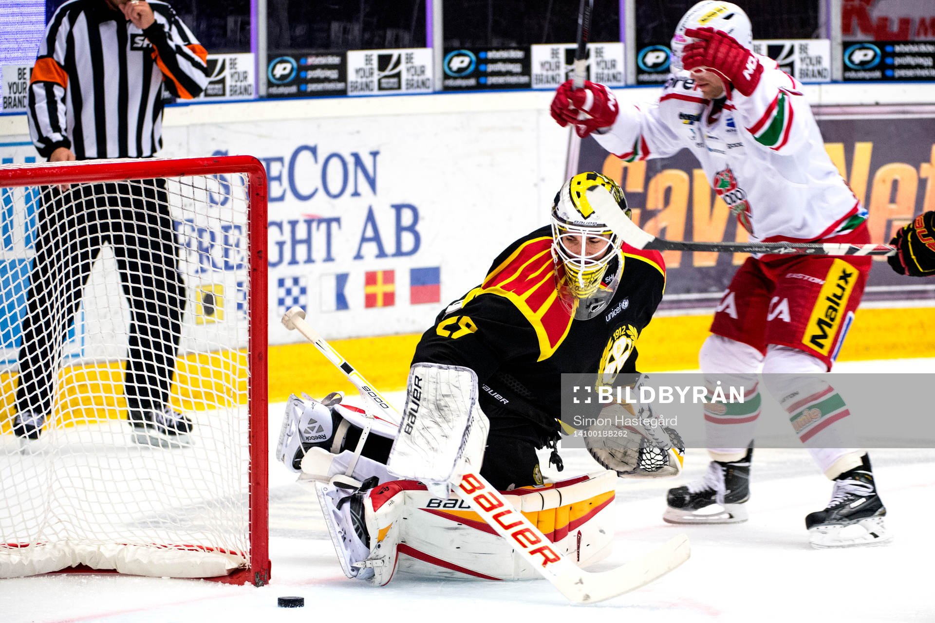 Brynäs målvakt Bernhard Starkbaum släpper in skott från