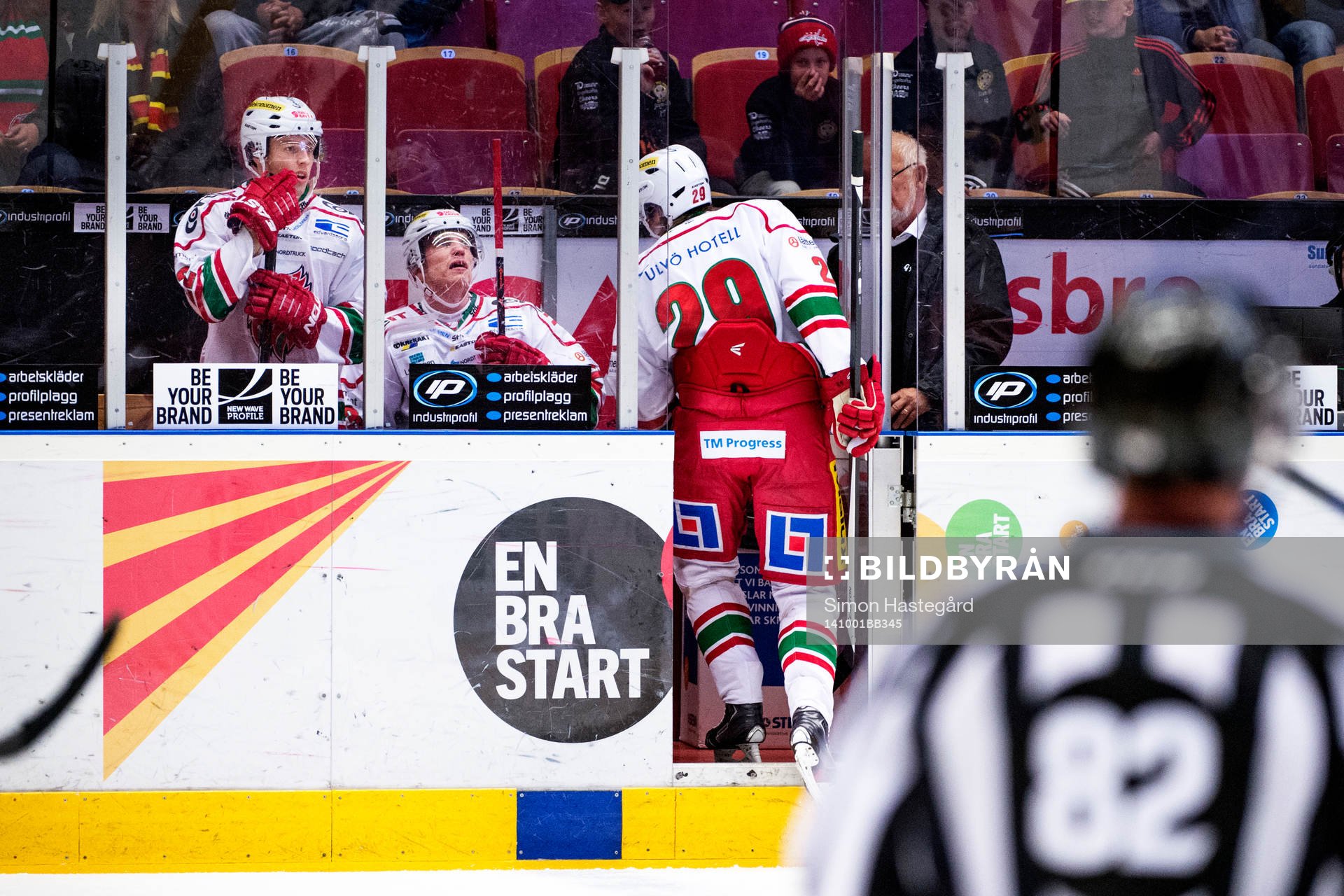 Modos Dennis Persson blir utvisad och gör Albin Carlson