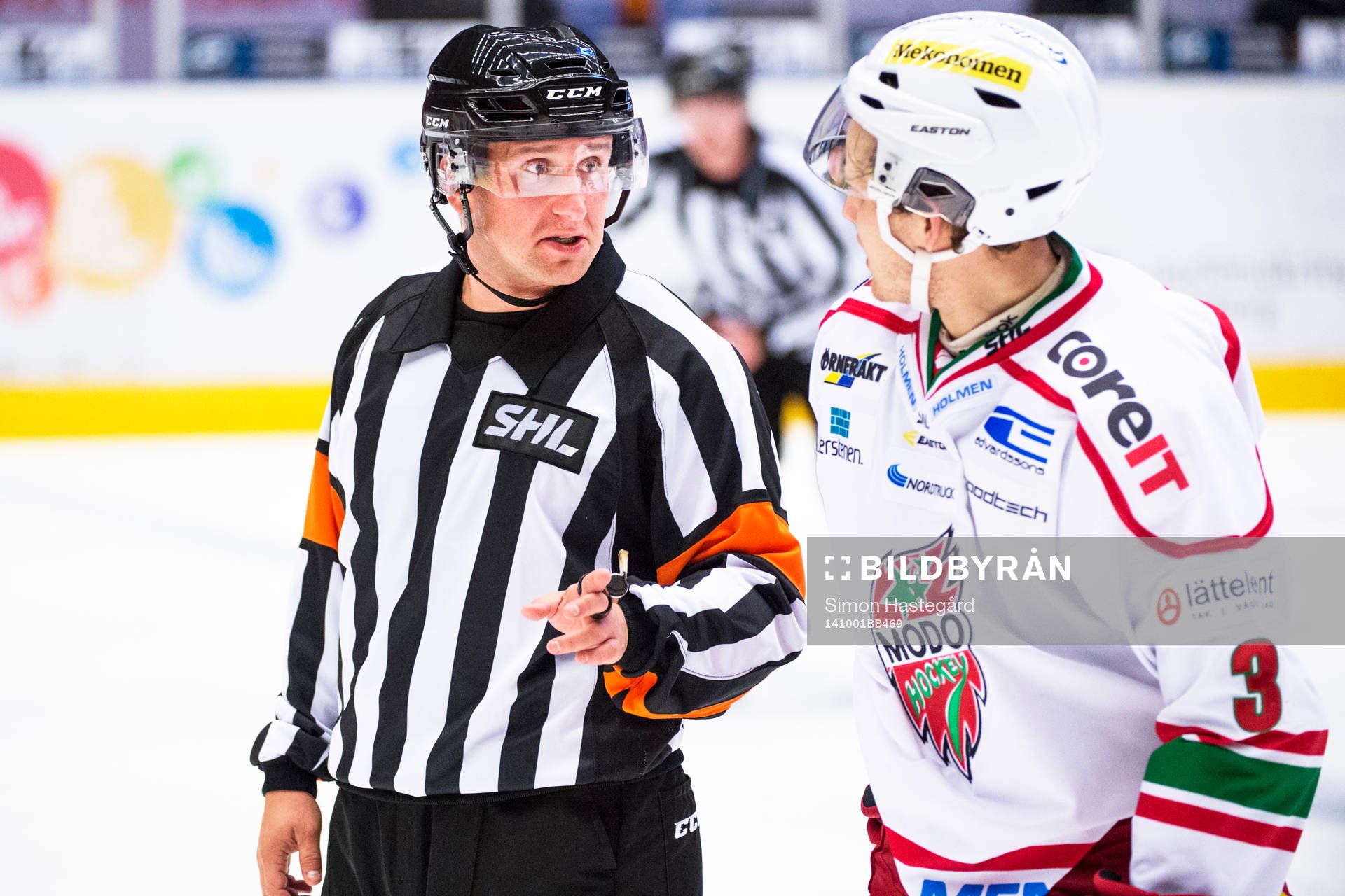 Domaren Christoffer Karlsson i samtal med Modos Joonas