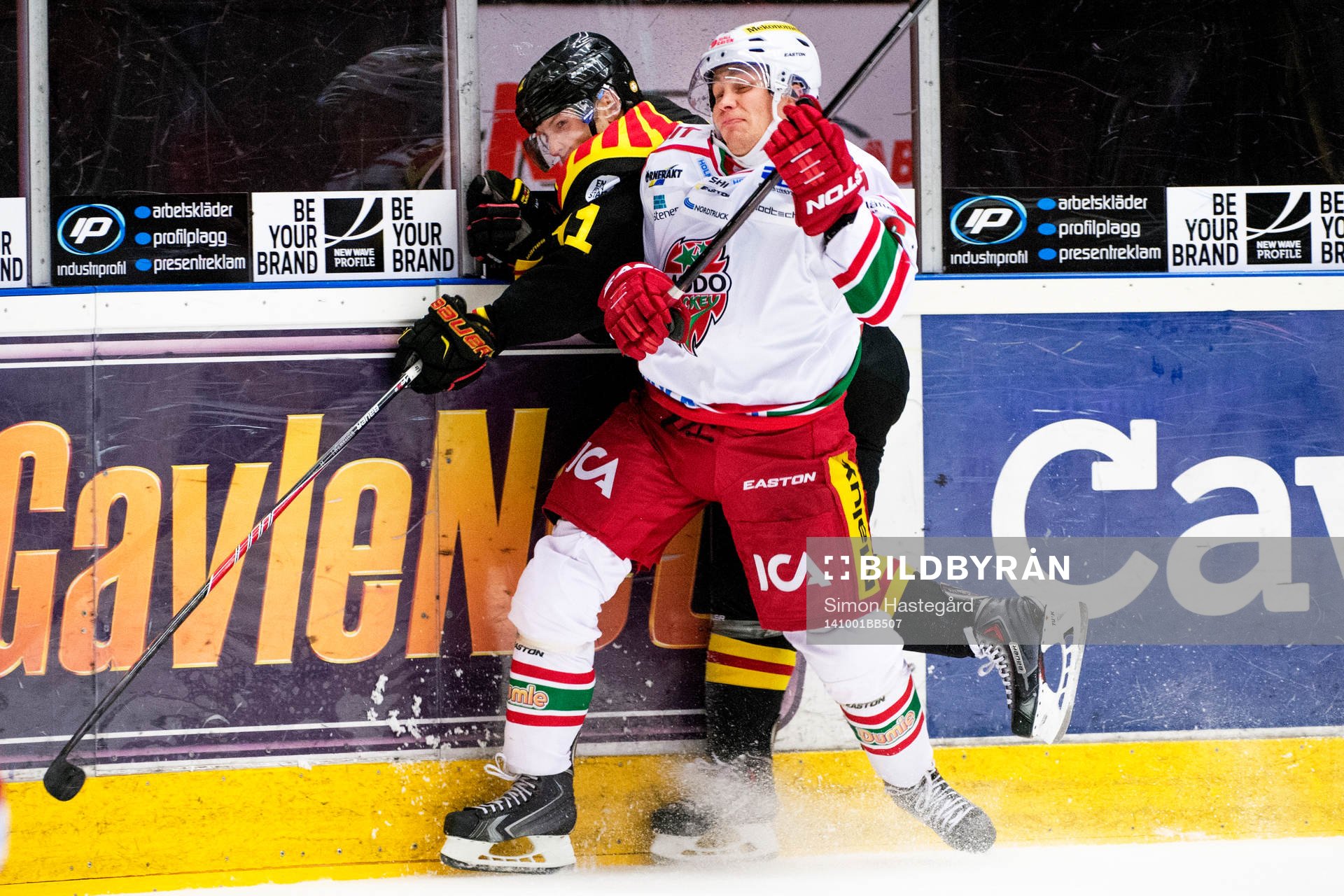Brynäs Greg Scott och Modos Marko Kauppinen i en tackling