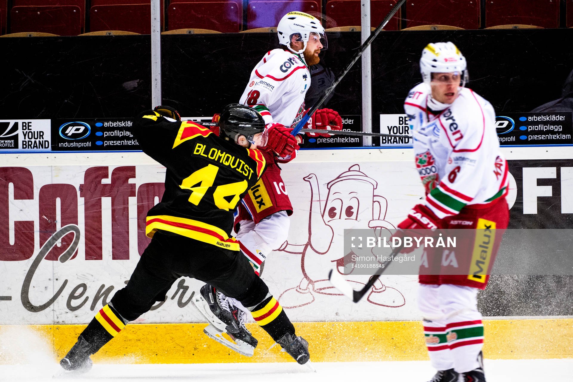 Brynäs Jacob Blomqvist tacklar Modos Mattias Ritola bakom