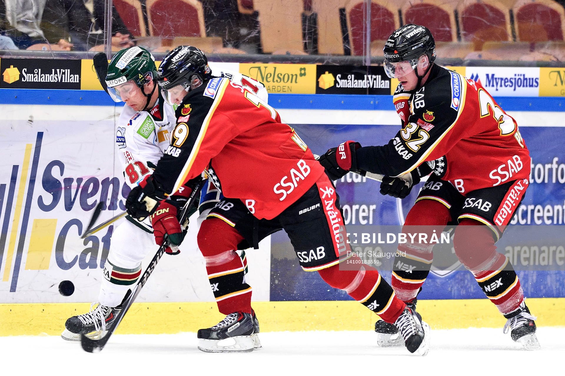 Frölundas Luke Moffatt i kamp om pucken med Luleås Daniel