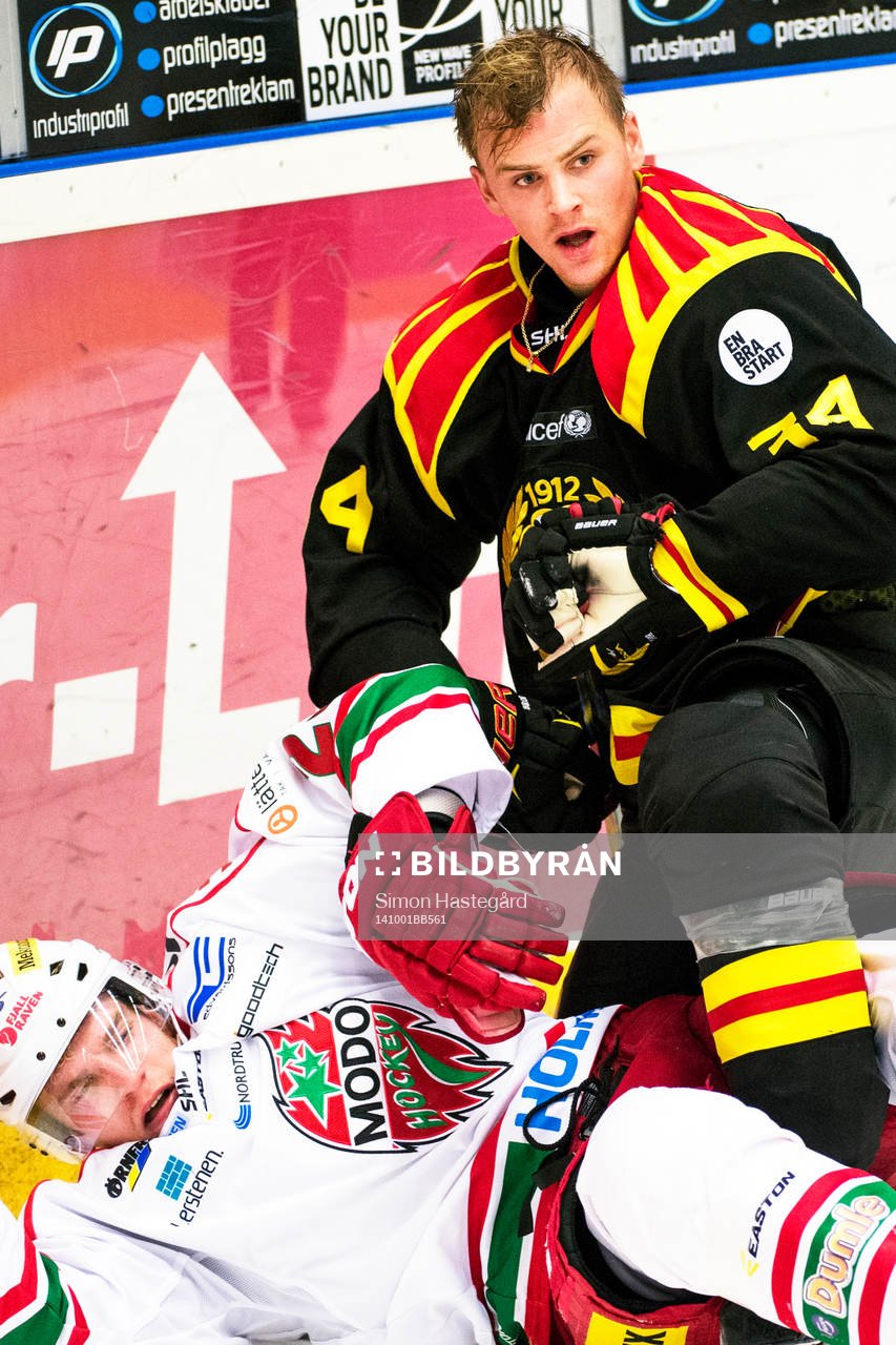 Brynäs Daniel Brodin i bråk med en Modos-spelare