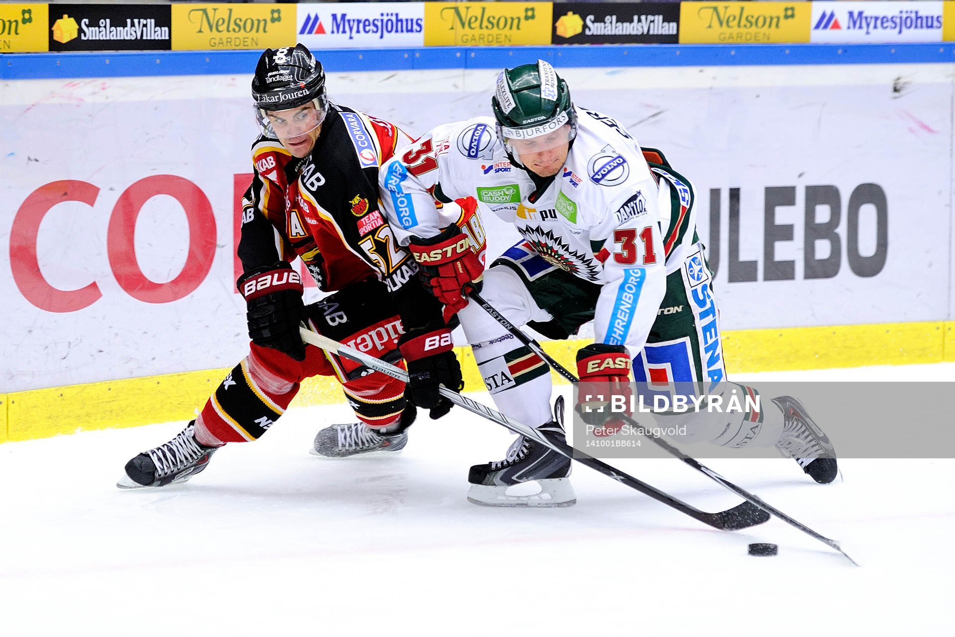 Luleås Karl Fabricius i kamp om pucken med Frölundas